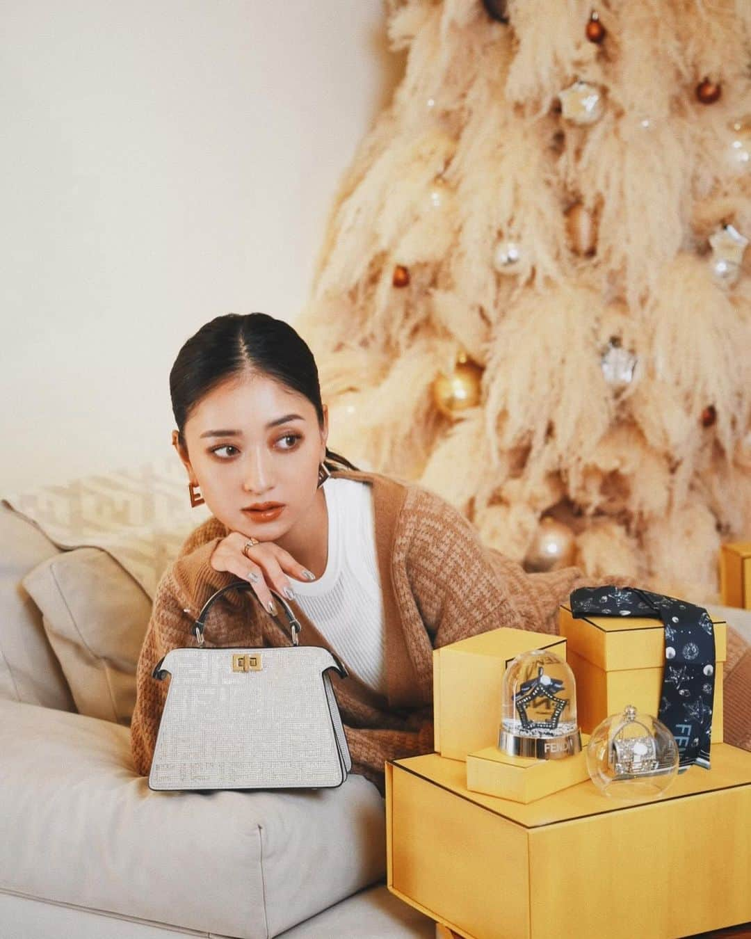 池田美優（みちょぱ）さんのインスタグラム写真 - (池田美優（みちょぱ）Instagram)「． FENDI HOLIDAY 2023 COLLECTION🎄🤍 クリスマスにぴったりのアイテムが沢山で キラキラのスノードームがめちゃ可愛かった〜 クリスマスが近づくこの季節になると 今年ももう終わるんだなぁとしみじみ🤶🏾  #promotion #FendiGifts #fendi」11月20日 18時29分 - michopa1030