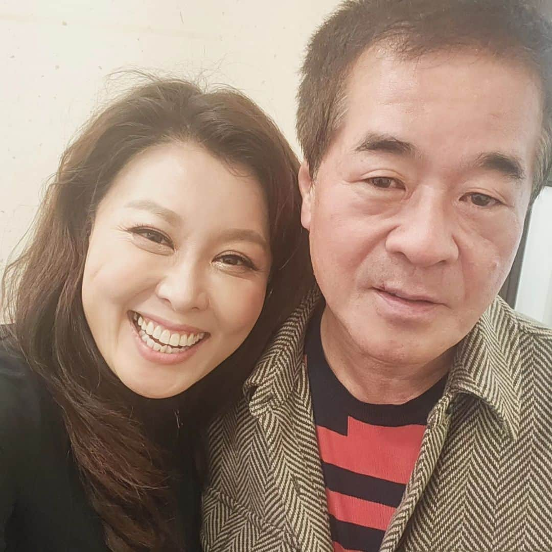 ホン・ジミンさんのインスタグラム写真 - (ホン・ジミンInstagram)「전라남도 문화재단  직원분들과 함께하는  박명성대표님강의  전통과뮤지컬특강 🧡💕  너~~~~무  귀하고 멋찐 시간이였습니다 🧡💕💕 평소에 미담이 너무 많으시고 존경하는 대표님이신데 강연을 들으니 더 존경과 찬사가 💜💜  원을 크게 그리고 그안에 영혼과 열정과 집중을 💕💕💜🧡  잠을 거의 설치고 오전10시30분에  노래 하는것이 좀 부담스럽다 했는데 울 선생님들 소리듣고 반성 반성 ㅎㅎㅎ 하지만 저두 잘 노래했답니다 ㅎㅎㅎ  직원분들의 호응에 힘입어 허리 아픈줄도 모르고 신나게 신나게   강연들으면서 배우로써도 참 생각이 많았던 귀한시간이였습니다 💕💕💜🧡  대표님 감사해요  빽팩 메고 택시타시는 뒷모습은 청년이였습니다 💕💜🧡 정말 좋은일도 많이 하시는 이야기 듣고 또 감동  저도 본받아 잘 따라가겠습니다   오늘 귀한 공연해주신  무형문화재 선생님감사합니다 💕💕💜🧡 문화재단  직원분들 저희는 좋은 컨텐츠로 또 만나용 🌈💕💕💜  박종숙 제8호무형문화재 박동매 제51호무형문화재  #박명성대표님 #신시컴퍼니  #전라남도문화재단」11月20日 18時30分 - jimong0628