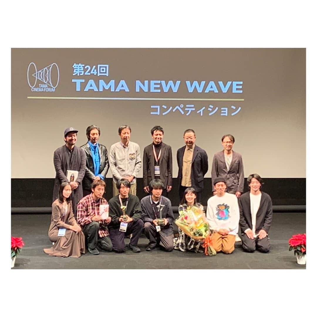 田中美晴のインスタグラム：「最近のうれしい出来事。  TAMA NEW WAVE コンペティション 白磯大知監督『石とシャーデンフロイデ』 グランプリ受賞いたしました！  そして三村和敬さんは主演男優賞受賞！  皆様本当におめでとうございます☺️🏆  そして お越しいただいた皆様 応援してくださった皆々様 誠にありがとうございます✨　  白磯組に安藤美緒役として携われて 本当に嬉しいです。  来年、劇場公開に向けて動きだすとのことなので 今からとても楽しみです。 　  　 そして、私個人としてはTAMA映画賞最優秀作品賞 足立紳監督『雑魚どもよ、大志を抱け』 こちらにも祥子先生役で出演いたしました。  こんなにも素敵な2作品に携われて とても光栄で、感謝の気持ちでいっぱいです。  　 多くの方に作品が届いて行きますように・・🎬  　  我參加了在日本的電影影展「TAMA NEW WAVE」然後，我演出的「石とシャーデンフロイデ」(翻譯：stone and schadenfreude）得獎最佳作品！ 我很榮幸在這部電影扮演女主角。  這部標題的 《schadenfreude》 意思是，幸災樂禍。 我們可能不知不覺，或者不容易自覺又不容易承認。我認為這部電影裡面的人也是有這種感覺。自己的生活不順利的時候，有時幫自己找藉口，有時說別人的壞話。即使那樣現在仍全力地活著。的故事。  這部電影打算明年開始上映，我很期待。 我希望這部電影會有很多人觀看。 還有，希望有一天在台灣也將會有機會觀看  #石とシャーデンフロイデ #tamanewwave  #白磯大知 監督 #雑魚どもよ大志を抱け  #tama映画賞  #足立紳 監督」