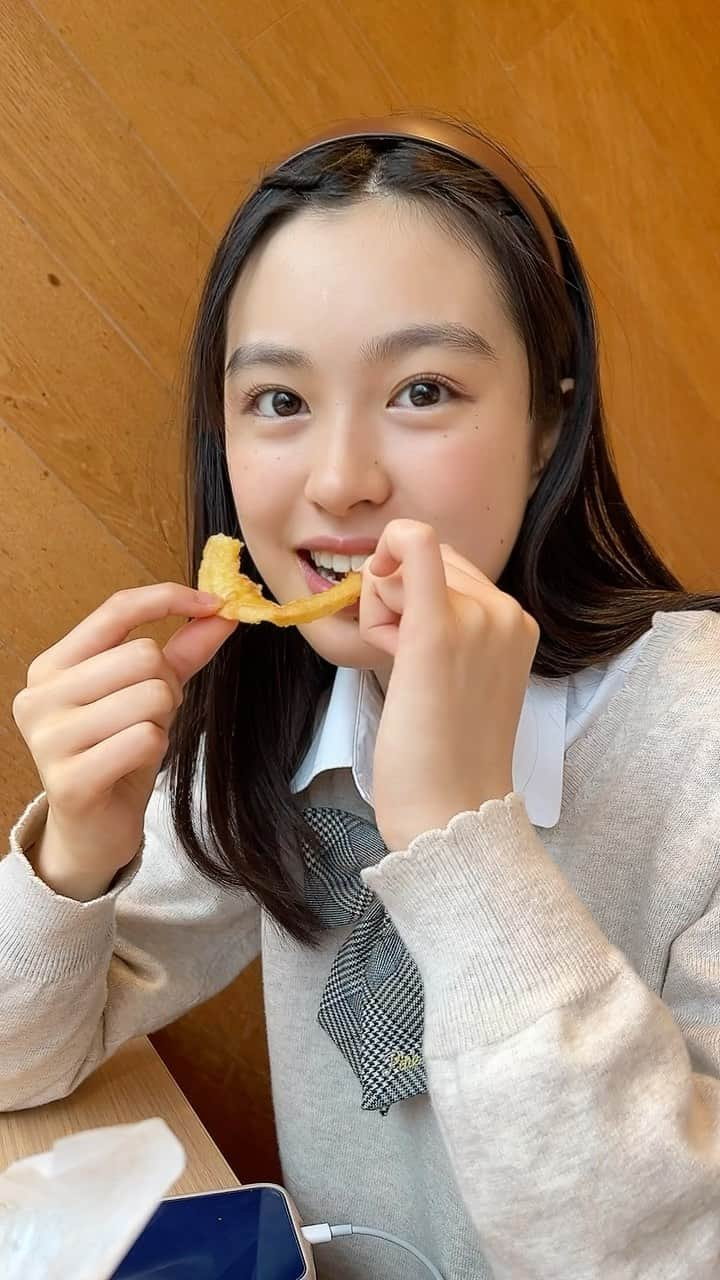 武上陽奈のインスタグラム：「オニオンリング🧅✨️  初めて食べました！ 上手く噛みきれなかったです😭 食べ方のコツとかあるのかな〜？  最後はオニオンリングで笑顔を作りました😀💞 伝わりましたか！  #オニオンリング#モスバーガー#onion#delicious#Happy#笑顔#smile#渋谷#Shibuya#Japanesefood#Japan#JapaneseGirl#16歳#16yearsold#スターダストプロモーション#スターダスト#JK#FJK#女子高生#武上陽奈」