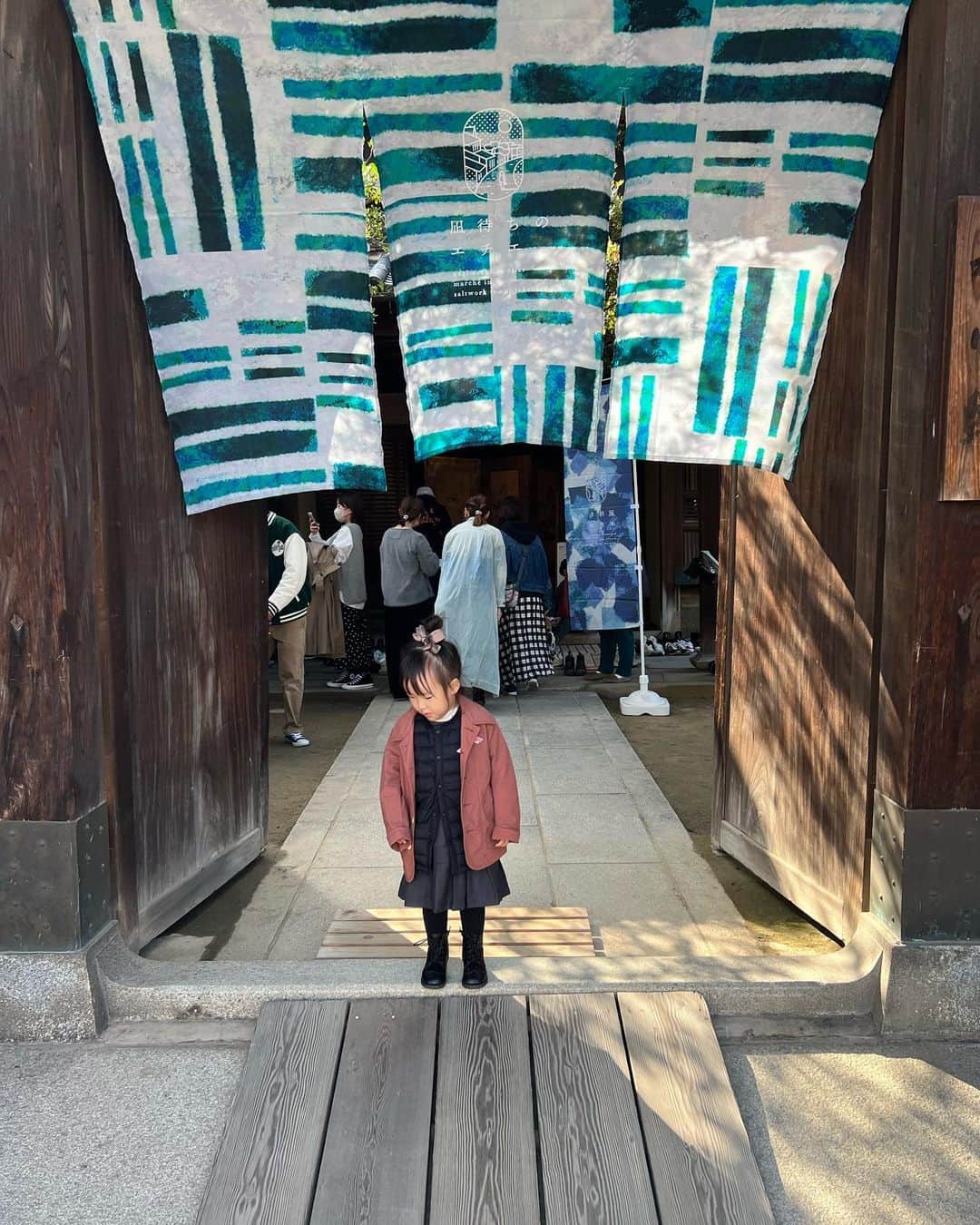 森直美さんのインスタグラム写真 - (森直美Instagram)「はじめての竹原市。 #凪待ちのエチエ  という、広島県内で人気のこだわりが詰まったお店が竹原に集合するイベントに行ってきました🎋 竹原に残る昔ながらの街並みにぴったりの空気感でのんびりした時間☺️  広島にもいいところがいっぱい。まだまだ知らないことばかり😳  #竹原市 #子連れ観光 #ママコーデ #3歳コーデ女の子 #広島観光」11月20日 18時44分 - naomi_mori63