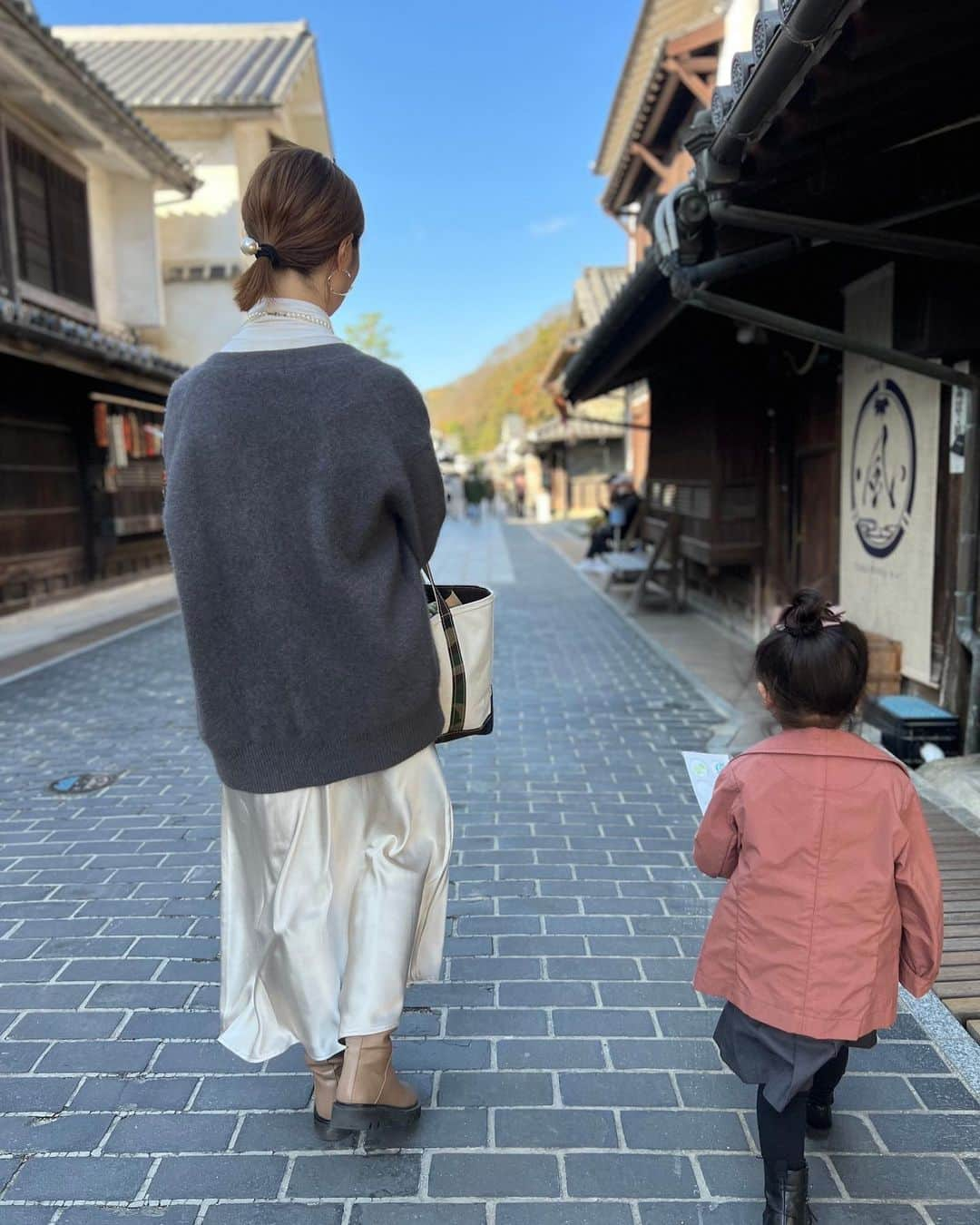 森直美さんのインスタグラム写真 - (森直美Instagram)「はじめての竹原市。 #凪待ちのエチエ  という、広島県内で人気のこだわりが詰まったお店が竹原に集合するイベントに行ってきました🎋 竹原に残る昔ながらの街並みにぴったりの空気感でのんびりした時間☺️  広島にもいいところがいっぱい。まだまだ知らないことばかり😳  #竹原市 #子連れ観光 #ママコーデ #3歳コーデ女の子 #広島観光」11月20日 18時44分 - naomi_mori63