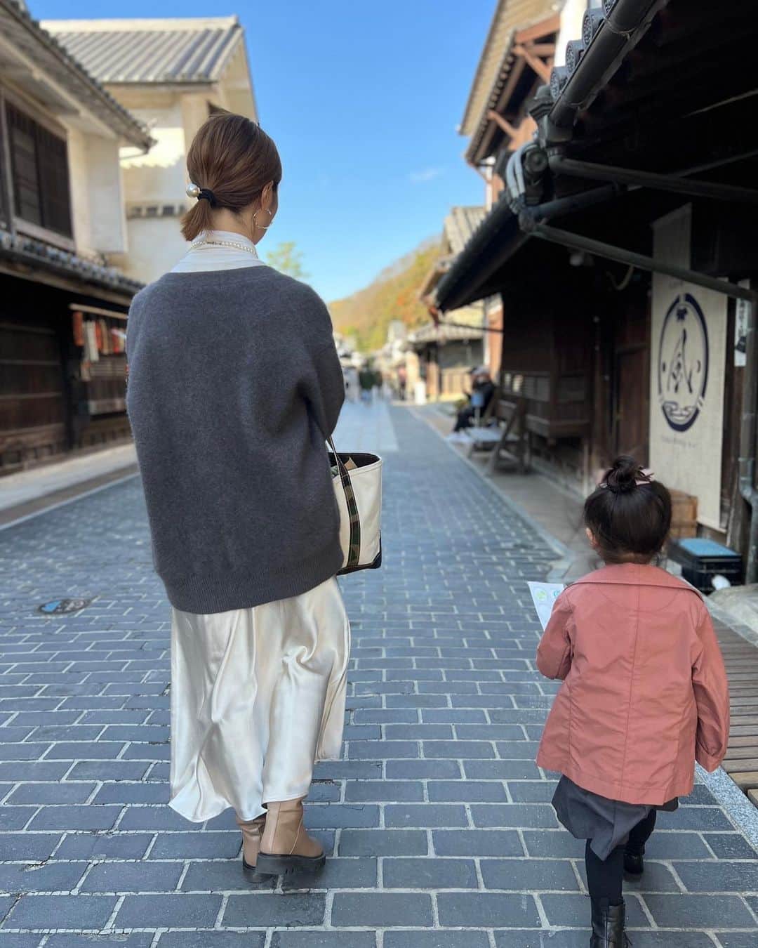 森直美のインスタグラム：「はじめての竹原市。 #凪待ちのエチエ  という、広島県内で人気のこだわりが詰まったお店が竹原に集合するイベントに行ってきました🎋 竹原に残る昔ながらの街並みにぴったりの空気感でのんびりした時間☺️  広島にもいいところがいっぱい。まだまだ知らないことばかり😳  #竹原市 #子連れ観光 #ママコーデ #3歳コーデ女の子 #広島観光」