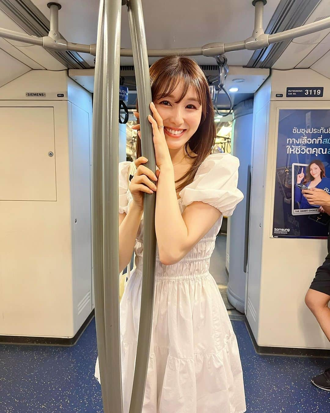 松中みなみのインスタグラム：「BTSで移動〜🚇♪  バンコクのめっちゃ使いやすい電車！ これ乗ればだいたい大きいデパートとか遊びに行きたい所に行けるから便利🙌💗  韓国のあの人気グループではないよっ🤭  車内は想像以上に冷えてるから羽織りがあったら安心🌸  Photo by @hinataeto 🎀 #タイ在住 #バンコク生活 #バンコク旅行 #BTS  💎 Hop on a train BTS🚃♪ It’s so useful for go around Bangkok city🥳  #travelbangkok #bangkoktrip #bangkoklife」