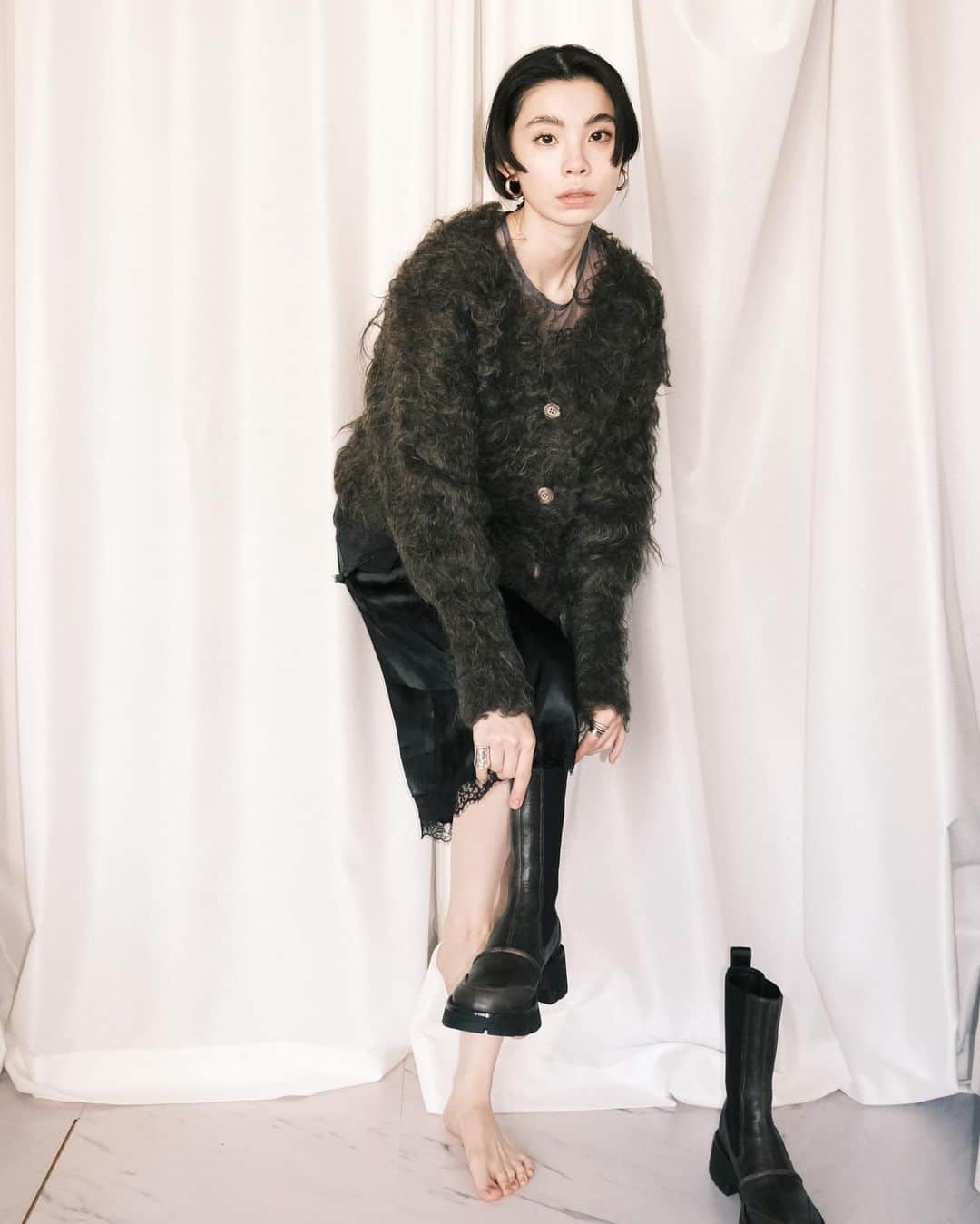 るうこのインスタグラム：「カーディガン　@the_toe_official  スカート　@mm6maisonmargiela  ブーツ　@alm._official   お気に入りのアイテムたちを使って コーディネートを組んでみました🖤  #るうこ私服 #pr」