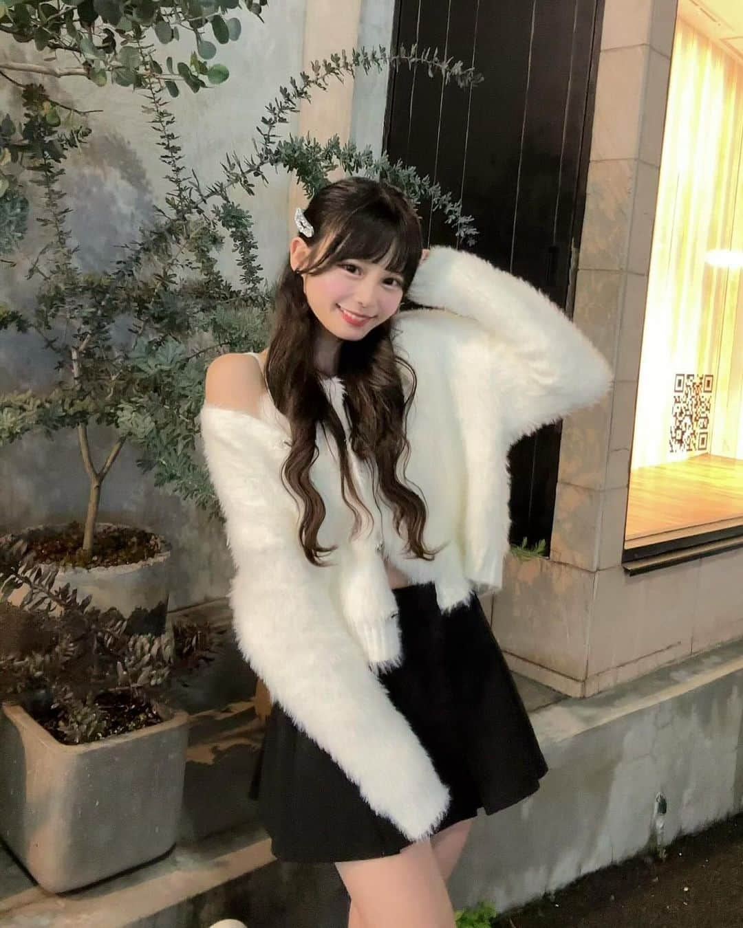 村川緋杏のインスタグラム：「🤍  冬が待ち遠しすぎて…⛄️  ホワイトシャギーの キャミソールにカーディガンを 合わせてみたよ〜もこもこ❤︎  今年はあざとウィンターな コーディネート多めにしてみてるჱ̒⸝⸝•̀֊•́⸝⸝)♡  今日はあざとさ何%ですか〜？🥺🥺🥺」