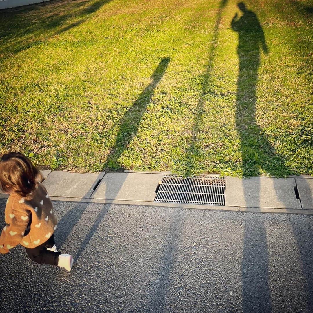 土岐田麗子さんのインスタグラム写真 - (土岐田麗子Instagram)「🍓♡👶🏻♡🍎  あったかいお日様とこどもたちって天才♡  #お散歩日和 #babystagram  #dogstagram  #instadiary」11月20日 18時36分 - reli0531
