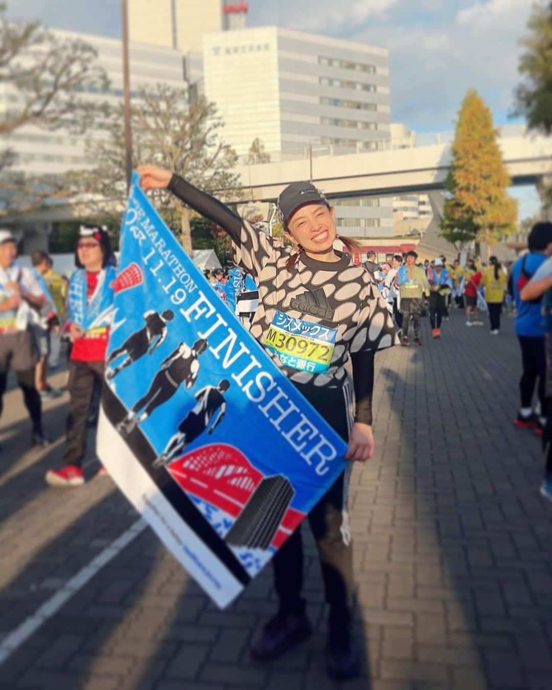 瀧本芹奈のインスタグラム：「𝐬𝐞𝐫𝐢𝐧𝐚 𝐝𝐚𝐲𝐨𝐟𝐟𓂃٭  神戸マラソン、2023！！ 初挑戦で見事完走しました🎖🤍  年始ぐらいにふわっと決まった 神戸マラソン挑戦してみよう！って ゆうのに賛同してくれたスタッフ2人！  私も達成できるようにと 2月から体力作りも兼ねて ボクシングジム月8で通い始める！ (10.11月はまだ1回もいってません笑)  5月31日までの応募ってゆう情報で ギリギリまで応募せず、 5月31日の17:00までと当日知り、 10分前ぐらいにギリギリでグループ応募！  当選結果が6月30日？だったので 4月から月2ぐらいで練習！ 夏場も1回10〜15km走って たまに1人でも5kmぐらい走って 秋には明石海峡まで15〜20kmを2.3回走り 20km以上は走ることなく本番！！  当日も預けるカバンを忘れて 家へ取りに帰ったりとバタバタするなかで いざスタート！！！  0.8kmぐらいの地点で 先お手洗い行こうとなり寄っていると 後ろから収容指導車、、、。 誰もいなくなった道路 (お手洗いにいったことで最後尾だったので) を独占して少し焦りマラソン開始(笑)  その後、団体の中を合流して いつもどおり喋りながら走る！ 気づいたら折り返し地点！ このときは歩くよりも走る方が辛くなかった！  25km地点までは走って そこから30km地点までは走って歩いてを繰り返し 30km地点からの1km1kmが長すぎた事だけは記憶！  沿道の方の応援、ハイタッチ それで何回も頑張れた！  走り出しの序盤で足の裏が痛くなり、 後半では足の指が取れた感覚。 サポーターのおかげで？か 関節は痛くならずに走れた！！  最後の最後まで上半身は元気で 息が上がることはなく元気に喋れてたけど 足がゆうこときかなくなってくる感じ🥹  藤田さんはずっと沿道の人にも有難う有難うって むちゃくちゃ余裕あって ずっと声かけてくれて凄い励みになった！ でも喋った内容は、 最後の終盤の終盤のポーアイの橋の上で 「橋の上走った」って親父ギャグだけしか覚えてません(笑) このときは歳なんやなって感じました(笑)  余裕もあり練習なしで頑張り続けてくれた上倉くんとも 合流して無事3人でゴール！！！  最後の有森裕子さんのハイタッチで 本当に泣きそうになったなあ。  フルマラソンでること誰にもゆわずに 完走したらゆおうって思ってたけど 途中から言って自分にプレッシャー与えようって なって言い始めて、、、 本当に完走できて良かったです😭  これで今年の最大の目標達成！ 死ぬまでにやりたいことリスト1つCLEAR🎖♡  また来年も何かに挑戦できたらいいな〜！！ 皆様も今年何か挑戦したり、 来年何か挑戦したいってことあれば教えて下さい！！！笑  #神戸マラソン #神戸マラソン2023 #フルマラソン #神戸フルマラソン」