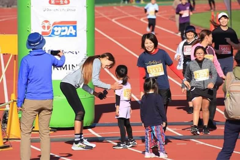 道端カレンさんのインスタグラム写真 - (道端カレンInstagram)「第15回 つわぶきハーフマラソンin日南市  ゲストランナーと前日の子どもランニング教室のお手伝いとトークショーをさせていただきました！  宮崎県日南市、お天気もとっても良くて、私は3kmの部で親子ランナーやビギナーの方々と一緒に走らせていただきました。  子どもたちの頑張って走ってる姿、とってもパワーをいただきました。5歳や6歳くらいのお子さんが3kmも走れるなんて本当にすごいことです👏💓  大会のメインはハーフマラソン。 今年は1500名近くがハーフの部にエントリーしてくださり、5km、3kmの部と合わせると1800名近いランナーが集まりました。  1800人はコロナ禍前の参加人数に近いようで、スポーツイベントにどんどん人が戻ってきているようで私自身もとても嬉しいです。  身体を動かすことが日常の中にあり、こうやってイベントが開催されることで日頃の練習の成果を発揮できたり、身近にスポーツがある日常が改めて素晴らしいなと感じます。  今年は3kmの部を走らせていただきましたが、またガシガシ練習を戻せましたらハーフの部も良いなぁと考えてました笑  #つわぶきハーフマラソン #日南市 #宮崎県 #garmin」11月20日 18時37分 - karenmichibata