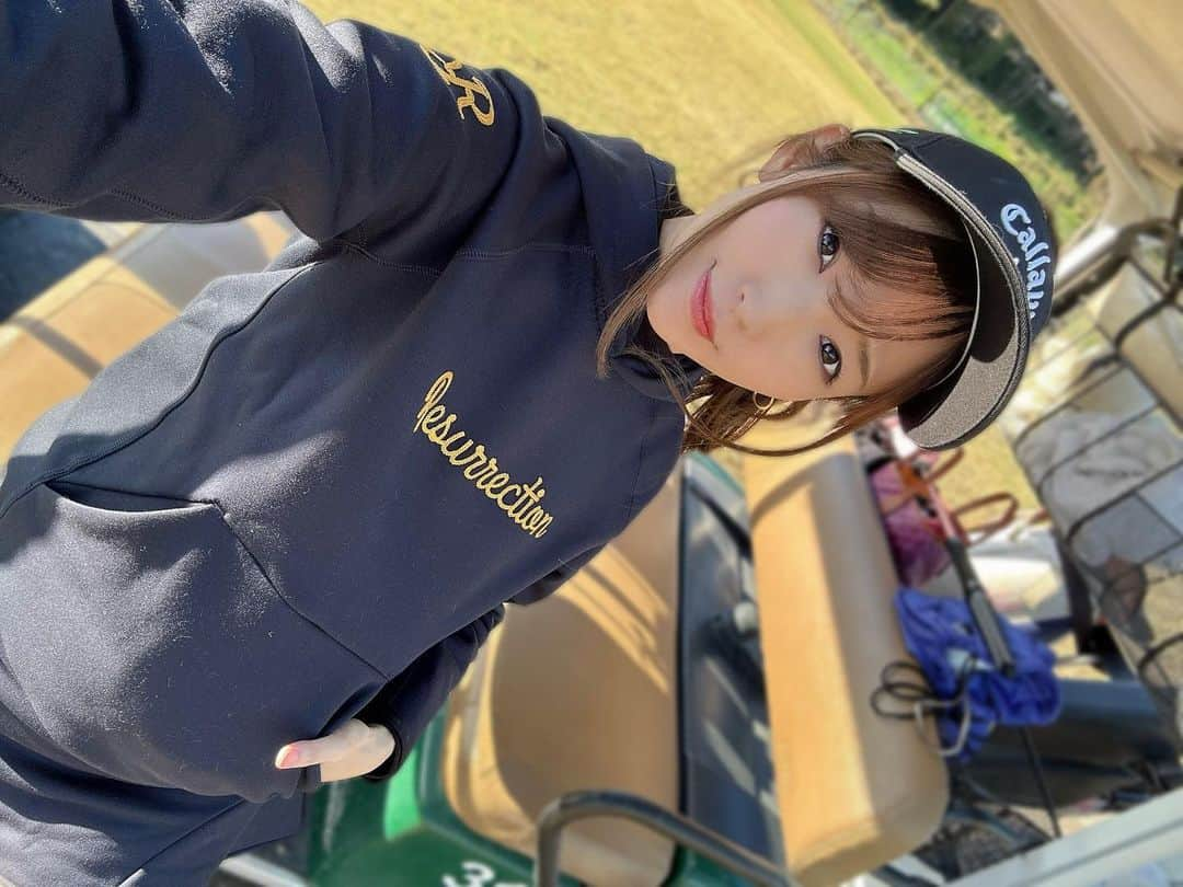 美波千夏のインスタグラム：「. 久しぶりにゴルフしてきた⛳️ 早朝ハーフ✨✨ 意外とできる！笑 ドライバーは怖くて振れないけど🤫  ウェアは @resurrection_tokyo 💙 普段も絶対着るー！ってくらい可愛い❤️ 全身また載せまーす♪  早起きして朝日見てパワーもらって 冬のツンとした匂いがして 自然感じながら運動して 久しぶりにゴルフの楽しさに触れて いい気分転換になった✨✨  .  .  #PR #レザレクション #レザラー #ゴルフ #ゴルフコーデ #golf #パーカー」