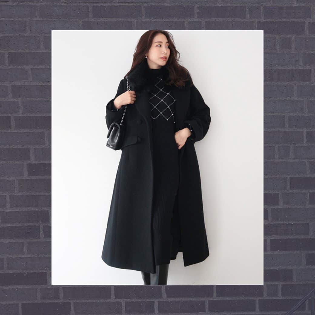 デュラスアンビエントのインスタグラム：「#ファーカラーメルトンウールロングコート  <Off white, Greige, Black>  「ペコラム」という日本製の高級ウールを100%使用し、滑らかで軽い着心地を叶えました。長毛×短毛の高密度なフェイクファーで、高級感のある毛並みがコートの質感と相愛。  #ダイヤパターンパールデザインニットワンピース  <White, Pink, Black, Bicolor>  今季トレンドの格子デザインを、小粒パールとラメ糸で表現し、違った印象を楽しめるよう、それぞれの色味に合わせた配色に拘った冬の甘めニットワンピース。  ❄︎ 𝐖𝐈𝐍𝐓𝐄𝐑 𝐅𝐀𝐈𝐑 𝟏𝟎%𝐎𝐅𝐅 ❄︎ - 11/27 mon 18:00  公式サイトにて”2023 WINTER FAIR 10%OFF”を開催中！ 新作アイテムや人気コラボ商品も対象となりますので、この機会に是非公式サイトにてお買い物をお楽しみください♡  ＿＿＿＿＿＿＿＿＿＿＿ ✔︎ @ambient_styling #AMBIENT #ambient_official #ambientstyle #アンビエント」