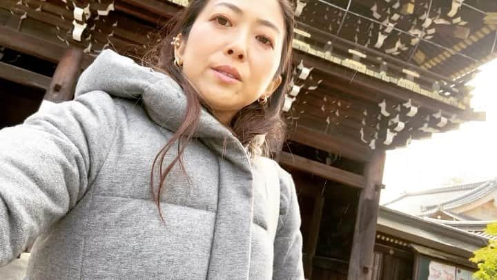 Liaのインスタグラム：「Liaと彩菜が行く 京都でぶらり2人散歩🚶‍♀️🚶その①  神々しい✨（直ぐカミガミシイと言ってしまうがコウゴウシイです🙏）まるで神様がいるかのような光景！着いた時ザーザー雨☔️だったのに、本堂着いた途端に青空☀️😳これにはびっくり‼️彩菜ちゃんのパワー！彩菜ちゃん曰く、2人のパワーだそうです🤩🤩本当に凄い❣️ #京都 #神」