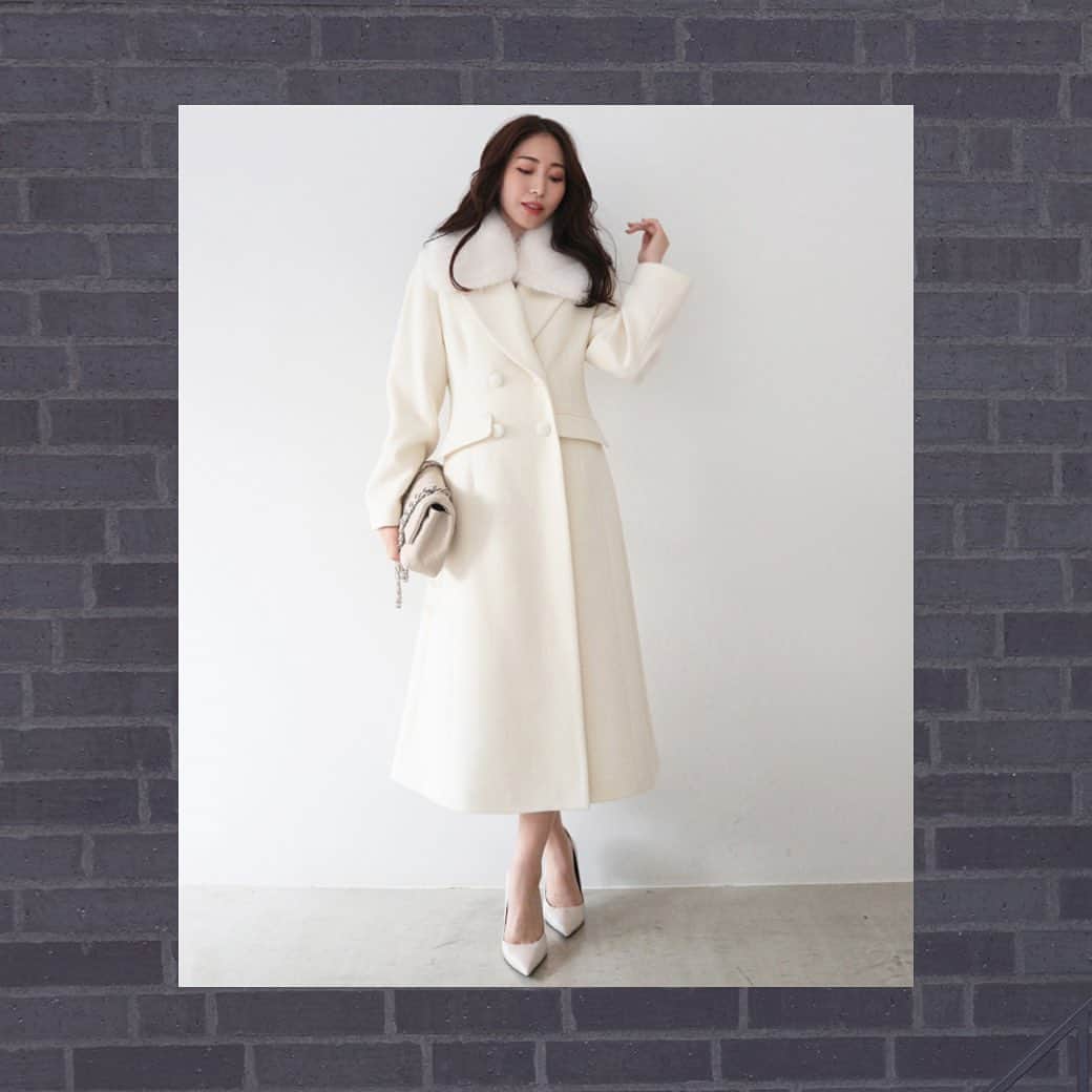 デュラスアンビエントのインスタグラム：「#ファーカラーメルトンウールロングコート  <Off white, Greige, Black>  「ペコラム」という日本製の高級ウールを100%使用し、滑らかで軽い着心地を叶えました。長毛×短毛の高密度なフェイクファーで、高級感のある毛並みがコートの質感と相愛。  ファーを取り外せば、華やかな印象から一転、デイリーにも使いやすいスッキリとした装いも楽しめる一枚。  ❄︎ 𝐖𝐈𝐍𝐓𝐄𝐑 𝐅𝐀𝐈𝐑 𝟏𝟎%𝐎𝐅𝐅 ❄︎ - 11/27 mon 18:00  公式サイトにて”2023 WINTER FAIR 10%OFF”を開催中！ 新作アイテムや人気コラボ商品も対象となりますので、この機会に是非公式サイトにてお買い物をお楽しみください♡  ＿＿＿＿＿＿＿＿＿＿＿ ✔︎ @ambient_styling #AMBIENT #ambient_official #ambientstyle #アンビエント」