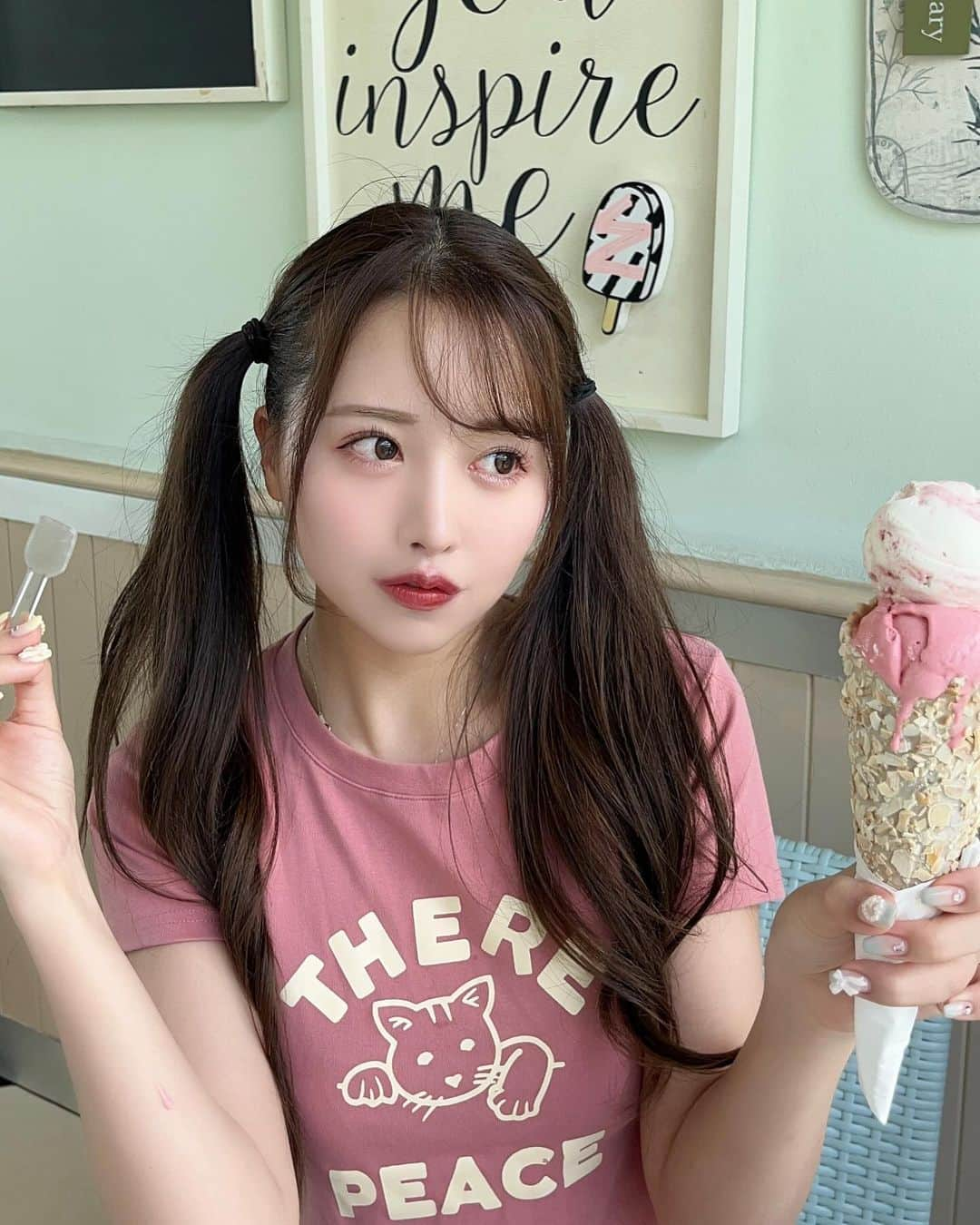 加藤ゆりなさんのインスタグラム写真 - (加藤ゆりなInstagram)「ん？いつの写真？ もはやこのアカウントの投稿を忘れかけてるほど日常が忙しすぎて、みんな忘れないで😅 言い訳じゃないよほんとなの🥲 でも忙しいは嬉しいことだよね🌼  これはちょっと前に母とプーケット行った時の🇹🇭🍨  このTシャツは屋台で500円くらいで買ったやつ👕🎀  #プーケット　#タイ旅行　#プーケット女子旅 #プーケット旅行 #女子旅」11月20日 18時40分 - _yuringo_