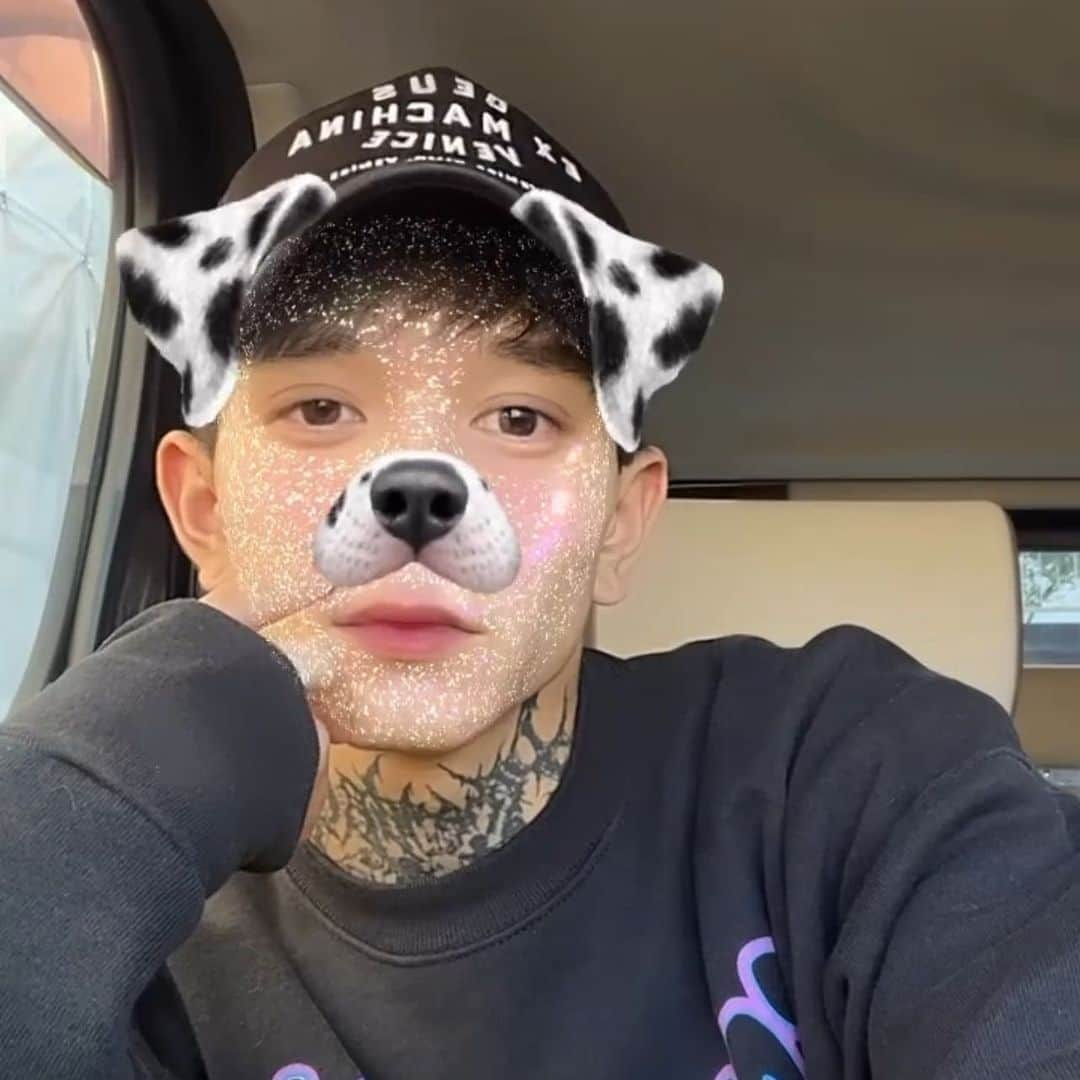 くろがねのあのインスタグラム：「🐶🖤🐶🖤🐶 久々の自撮り🤳」