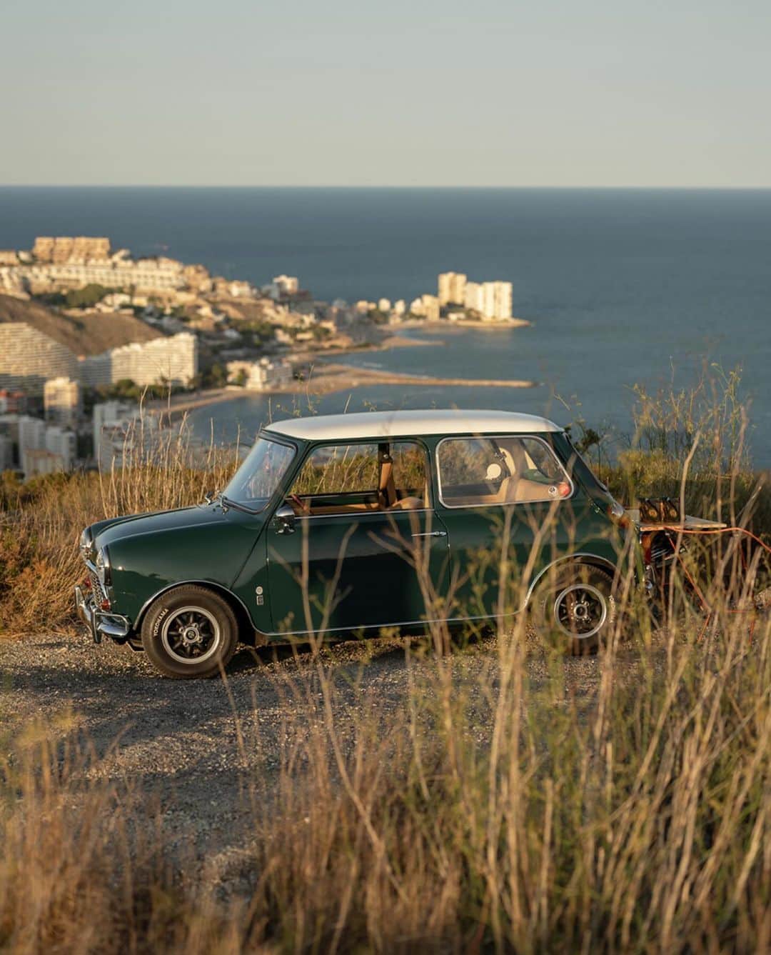 MINI Japanのインスタグラム：「1974年以来、スペイン・バレンシアで沢山のハートを盗んできた #ClassicMini @charliegreenmini を発見！😍  #MINIJapan」