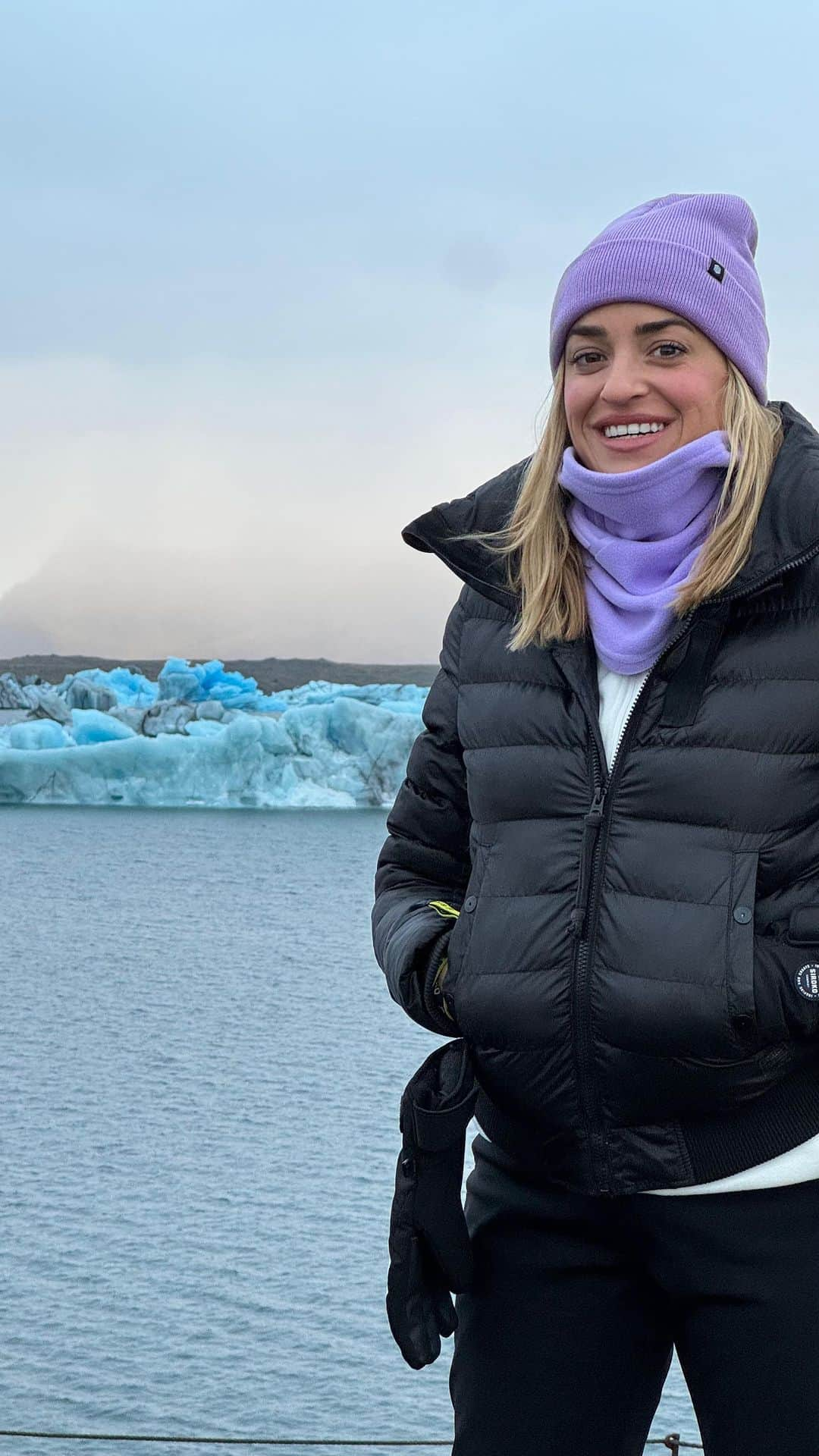 ジェマ・マリンのインスタグラム：「Resumen Día 3 y 4 en  Islandia ( Perdonadme el retraso pero estoy disfrutando tanto que me cuesta editar!)  No se con que día de todos me quedo🤩  Día 3:  📍Seljalandsfoss ( Mi cascada favorita) 📍Dýrhólaey 📍Eldhraun ( Campos de lava, alucinante) 📍Svínafellsjökull ( Lengua Glaciar)  Día 4  📍 Jökulsárlón ( Lago glaciar, precioso) 📍 Diamond Beach ( Playa de diamantes , justo al lado del Lago) 📍 Vatnajökull National Park ( Donde entramos en la cueva de hielo🥶)    Que os impresiona más de todo???   #iceland #islandiacuevadehielo #icecave #roadtrip #viaje #glacieradventure #glaciar #iceberg #lagoon」