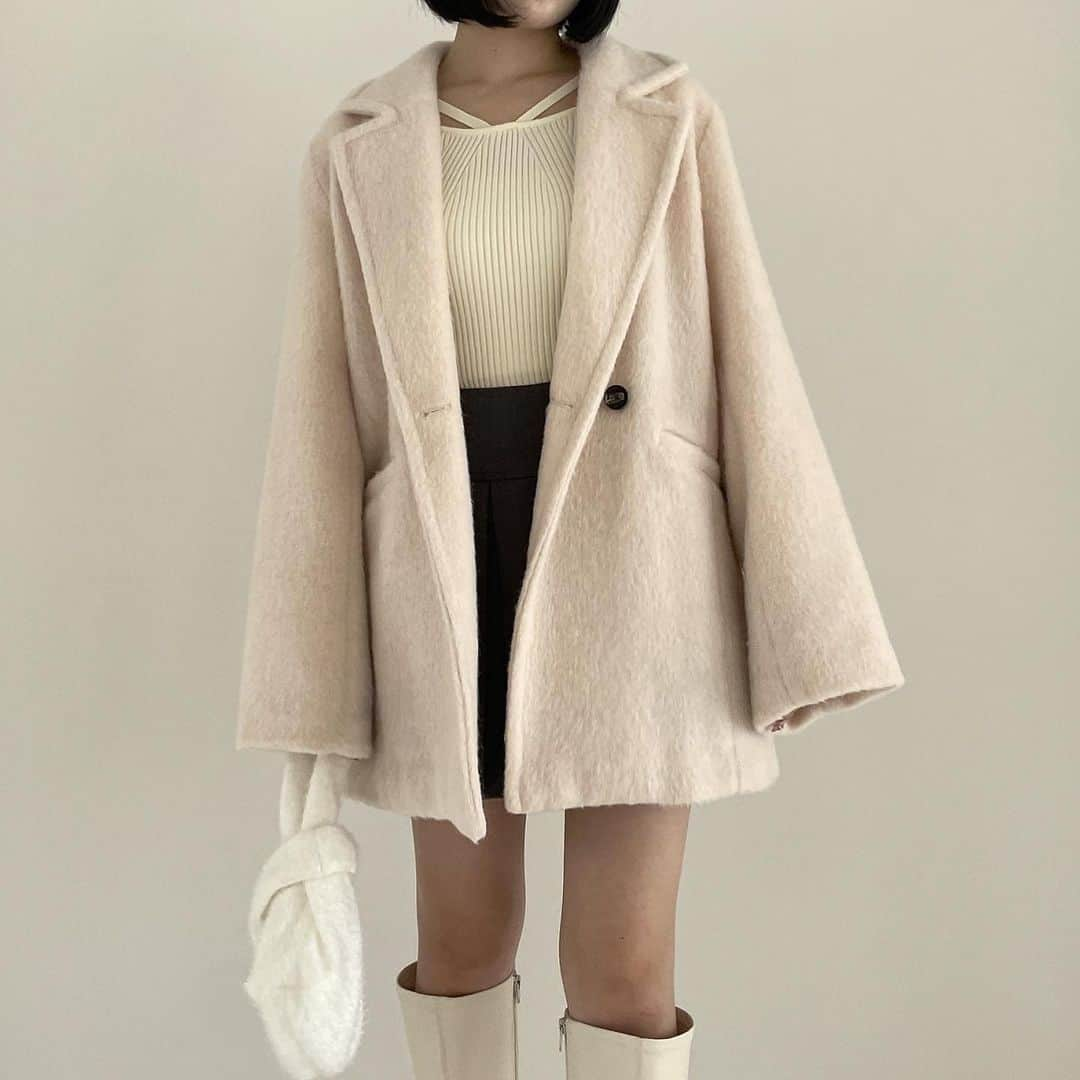 ヘザーさんのインスタグラム写真 - (ヘザーInstagram)「【 recommend coordinate 】  #シャギーミドルコート  ¥14,300（税込）  毛足が特徴的なシャギー素材の ミドル丈コート。 ふわふわした肌触りが 女性らしい印象を与えてくれます。 腰回りが隠れる丈感で 体型カバーも叶います◎  #フェイクレザーミニスカート　 ¥5,500（税込）  柔らかい素材感で履き心地に こだわったアイテム。 伸縮性があるので動きやすく、 スタイルアップが叶うデザインに。 ミニ丈なのでレザーでも重たくなく オールシーズン着回しできます。  #インヒールストレッチロングブーツ　 ¥11,000（税込）  毎年大人気ヘザーのロングブーツに新色ホワイトが登場！ 新たにSサイズも加わりました！ 今シーズンも引き続き人気のマストアイテム！ 厚底（5cm） +インヒール（1cm） で美脚見えと スタイルアップが叶います♪ 履き心地の良いストレッチが効いた柔らかなフェイクレザーも魅力。 撥水加工と抗菌防臭加工が施された優秀アイテムです！ ぜひチェックしてみて下さい✨  item ------------------------------ #ハートネックニット  ¥4,950（税込） #サークルファーショルダー　 ¥2,750（税込） ------------------------------ ⁡  #Heather #ヘザー #ビジューニット #デニム #デニムコーデ #ハイウエストデニム #韓国ファッション #バレエシューズ #ショート丈ニット #ニット #ニットコーデ #スラックス #スラックスコーデ #スラックスパンツ #ローファー　#レザーミニスカート #レザースカート #ミニバッグ」11月20日 18時47分 - heather_love_official