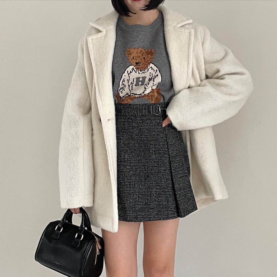 ヘザーさんのインスタグラム写真 - (ヘザーInstagram)「【 recommend coordinate 】  #シャギーミドルコート  ¥14,300（税込）  毛足が特徴的なシャギー素材の ミドル丈コート。 ふわふわした肌触りが 女性らしい印象を与えてくれます。 腰回りが隠れる丈感で 体型カバーも叶います◎  #フェイクレザーミニスカート　 ¥5,500（税込）  柔らかい素材感で履き心地に こだわったアイテム。 伸縮性があるので動きやすく、 スタイルアップが叶うデザインに。 ミニ丈なのでレザーでも重たくなく オールシーズン着回しできます。  #インヒールストレッチロングブーツ　 ¥11,000（税込）  毎年大人気ヘザーのロングブーツに新色ホワイトが登場！ 新たにSサイズも加わりました！ 今シーズンも引き続き人気のマストアイテム！ 厚底（5cm） +インヒール（1cm） で美脚見えと スタイルアップが叶います♪ 履き心地の良いストレッチが効いた柔らかなフェイクレザーも魅力。 撥水加工と抗菌防臭加工が施された優秀アイテムです！ ぜひチェックしてみて下さい✨  item ------------------------------ #ハートネックニット  ¥4,950（税込） #サークルファーショルダー　 ¥2,750（税込） ------------------------------ ⁡  #Heather #ヘザー #ビジューニット #デニム #デニムコーデ #ハイウエストデニム #韓国ファッション #バレエシューズ #ショート丈ニット #ニット #ニットコーデ #スラックス #スラックスコーデ #スラックスパンツ #ローファー　#レザーミニスカート #レザースカート #ミニバッグ」11月20日 18時47分 - heather_love_official