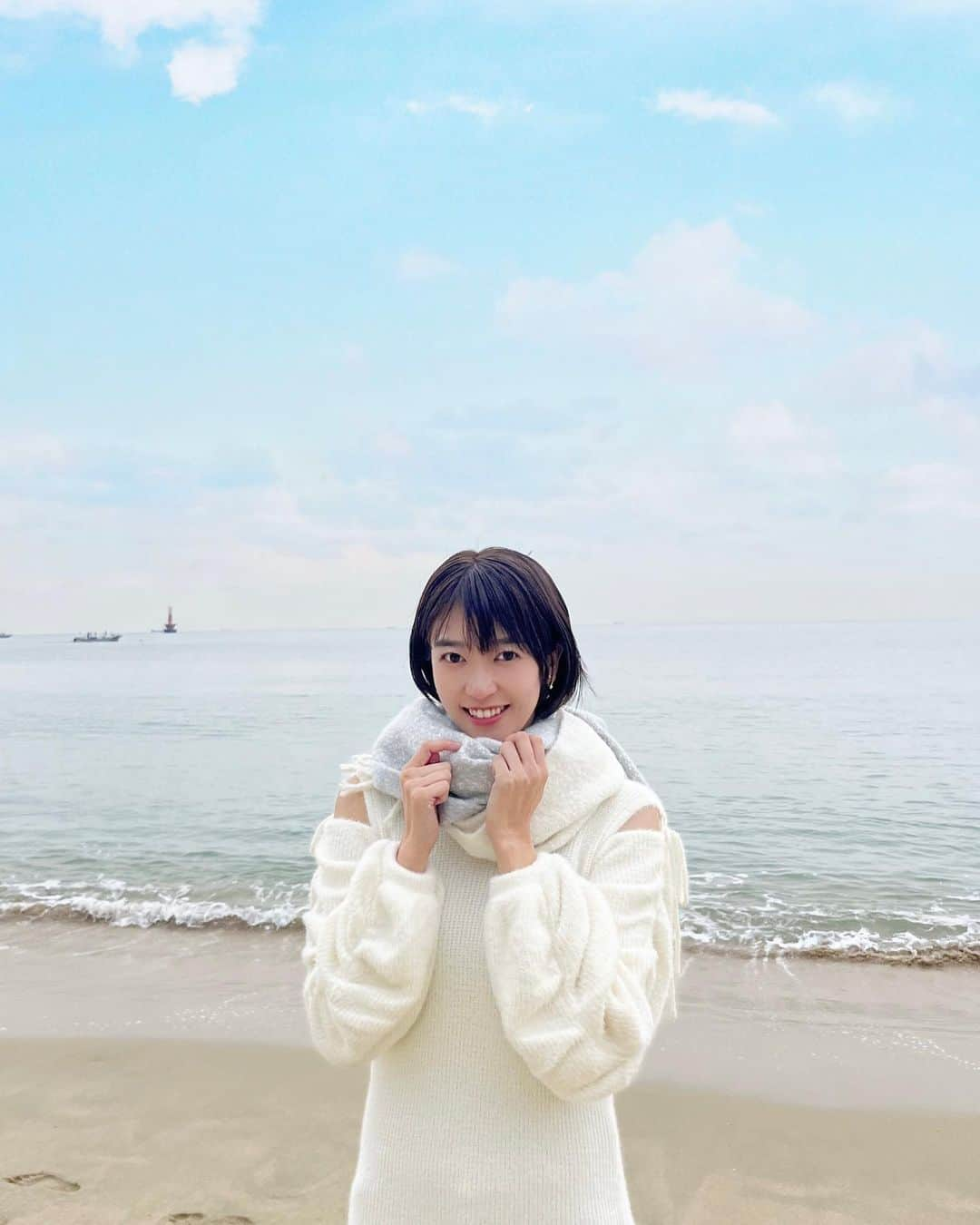 眞嶋優のインスタグラム：「海×冬 昨日載せた動画、たくさんの反応ありがとうございます！ まだ韓国の動画あるので、待っててください^ ^  I like the sea in summer,  but I also like the sea in winter.  リール動画にギフトが送れるようになったみたいです！ 気付くのが遅くなりましたが、 既に送ってくださった方、ありがとうございます😊 FCモバイルの私のユーザー名は、 「ハヤハヤハヤ」です笑　 皆さんと知らぬ間に vsマッチで対戦してるかも？^ ^  #サッカー #EAFCモバイル #FCMobile #EA #サッカー女子 #日本 #スポーツ女子 #韓国 #釜山 #足球 #旅行 #観光 #海外旅行 #soccer #football #freestylefootball #japan #fashion #japanesegirl #축구　#여자축구　#부산　#해운대　#해운대비치　#FC모바일」