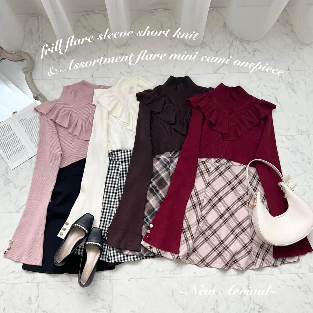 apres jour(アプレジュール) のインスタグラム：「【new arrival🎀】11/23(木) 21:00〜 ⁡ ◆1枚でもレイヤードコーデにもおすすめなフリルニット♪ ⁡ ショート丈のフレアスリーブニットです。 胸元に大きなV字フリルがついているので、 シンプルな柄にも1枚でお洒落見えするデザインとなっております！  お袖のフレア感が大人可愛いデザインで、金ボタンがついているのも高見えポイント♪ 首元はプチハイネックデザインとなっております。  ニットですが暑すぎない生地のため、 ワンピースの中にインナーとして着用することも、メインのトップスとして着用することも可能です。 アウター着用の際にも着膨れの心配なく着用いただけます。 ⁡ #フリルフレアスリーブショートニット 商品番号🔎985153 サイズ…F/XL ¥3,995(taxin) ⁡ ⁡ こちらの画像はインスタ用に加工しておりますので、カラーの雰囲気が実際の商品と異なる場合がございます。 商品ページにてカラーのご確認をお願い致します。 ⁡ #ZOZOでしか買えない #アプレジュール #アプレ部」