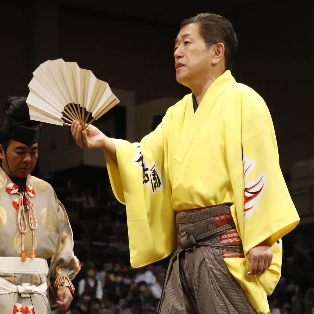 日本相撲協会さんのインスタグラム写真 - (日本相撲協会Instagram)「大相撲九州場所9日目！  幕内唯一1敗の一山本が勝ち越しを決めた。 2敗は霧島、琴ノ若、熱海富士、美ノ海の4人。  十両トップは2敗で琴勝峰、大の里、紫雷 の3人。  本日は#呼出し 特集です。 力士を呼び上げる「声」にも是非ご注目下さい。  @sumokyokai  #大相撲 #sumo #相撲 #力士 #お相撲さん #japanphoto #sumowrestlers #japanculture  #九州場所 #11月場所 #十一月場所 #福岡国際センター #呼出し #次郎 #克之 #志朗 #重夫 #吾郎 #幸吉 #旭 #隆二 #琴三 #琴吉 #大吉 #照喜 #幸司 #利樹之丞 #光昭」11月20日 18時48分 - sumokyokai