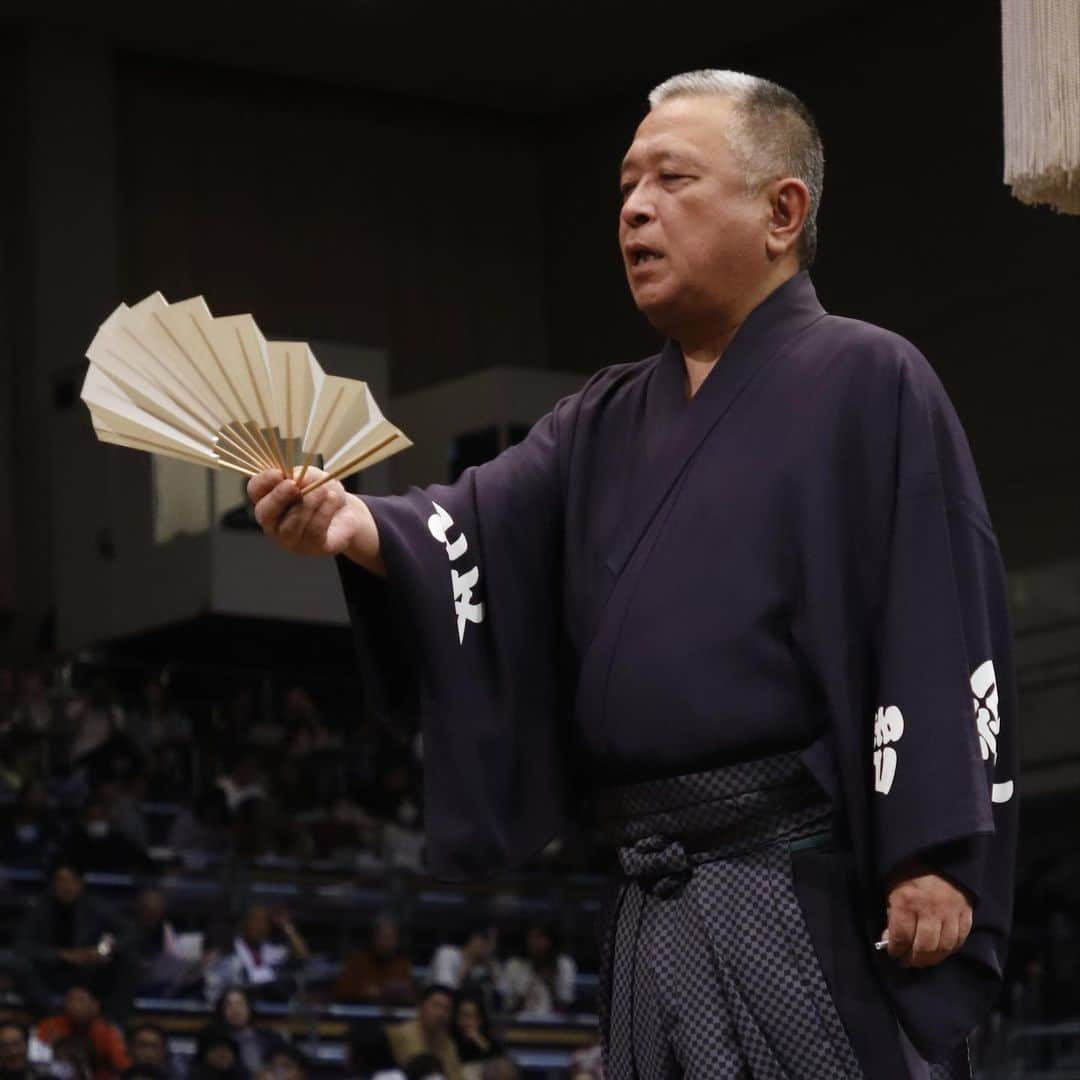 日本相撲協会さんのインスタグラム写真 - (日本相撲協会Instagram)「大相撲九州場所9日目！  幕内唯一1敗の一山本が勝ち越しを決めた。 2敗は霧島、琴ノ若、熱海富士、美ノ海の4人。  十両トップは2敗で琴勝峰、大の里、紫雷 の3人。  本日は#呼出し 特集です。 力士を呼び上げる「声」にも是非ご注目下さい。  @sumokyokai  #大相撲 #sumo #相撲 #力士 #お相撲さん #japanphoto #sumowrestlers #japanculture  #九州場所 #11月場所 #十一月場所 #福岡国際センター #呼出し #次郎 #克之 #志朗 #重夫 #吾郎 #幸吉 #旭 #隆二 #琴三 #琴吉 #大吉 #照喜 #幸司 #利樹之丞 #光昭」11月20日 18時48分 - sumokyokai