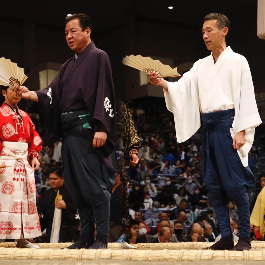 日本相撲協会さんのインスタグラム写真 - (日本相撲協会Instagram)「大相撲九州場所9日目！  幕内唯一1敗の一山本が勝ち越しを決めた。 2敗は霧島、琴ノ若、熱海富士、美ノ海の4人。  十両トップは2敗で琴勝峰、大の里、紫雷 の3人。  本日は#呼出し 特集です。 力士を呼び上げる「声」にも是非ご注目下さい。  @sumokyokai  #大相撲 #sumo #相撲 #力士 #お相撲さん #japanphoto #sumowrestlers #japanculture  #九州場所 #11月場所 #十一月場所 #福岡国際センター #呼出し #次郎 #克之 #志朗 #重夫 #吾郎 #幸吉 #旭 #隆二 #琴三 #琴吉 #大吉 #照喜 #幸司 #利樹之丞 #光昭」11月20日 18時48分 - sumokyokai