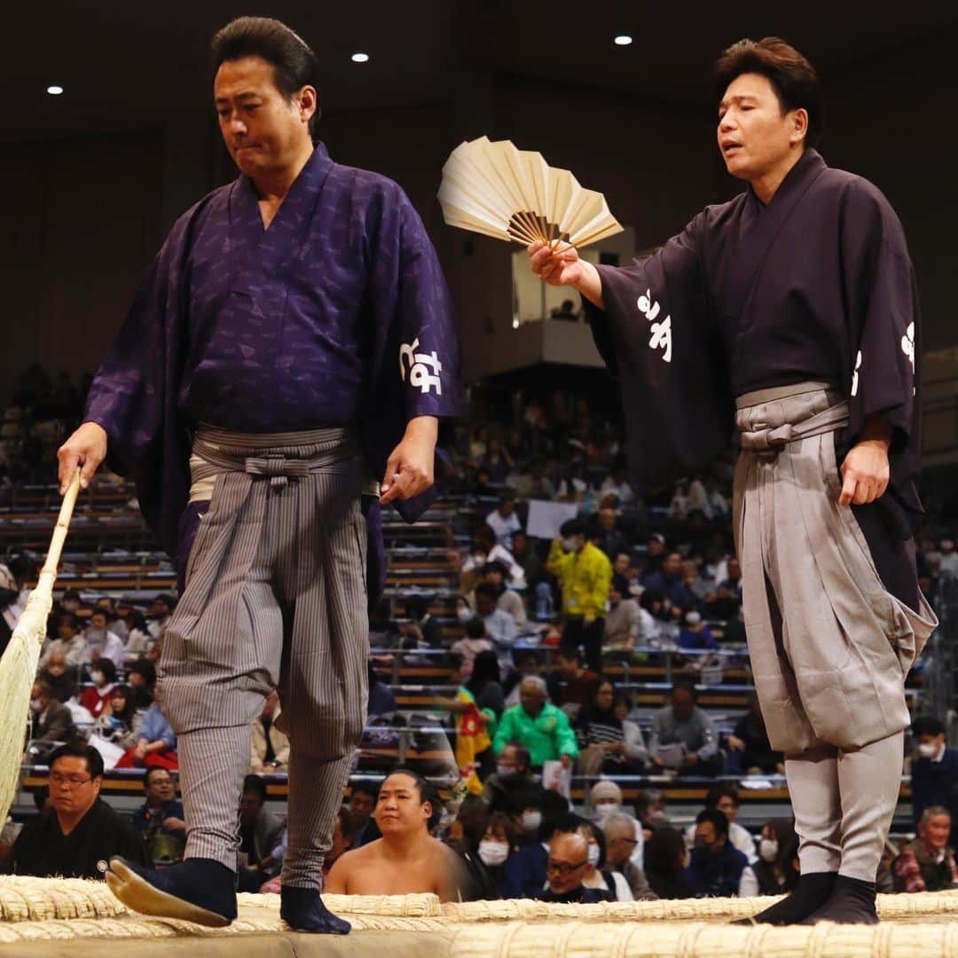 日本相撲協会さんのインスタグラム写真 - (日本相撲協会Instagram)「大相撲九州場所9日目！  幕内唯一1敗の一山本が勝ち越しを決めた。 2敗は霧島、琴ノ若、熱海富士、美ノ海の4人。  十両トップは2敗で琴勝峰、大の里、紫雷 の3人。  本日は#呼出し 特集です。 力士を呼び上げる「声」にも是非ご注目下さい。  @sumokyokai  #大相撲 #sumo #相撲 #力士 #お相撲さん #japanphoto #sumowrestlers #japanculture  #九州場所 #11月場所 #十一月場所 #福岡国際センター #呼出し #次郎 #克之 #志朗 #重夫 #吾郎 #幸吉 #旭 #隆二 #琴三 #琴吉 #大吉 #照喜 #幸司 #利樹之丞 #光昭」11月20日 18時48分 - sumokyokai