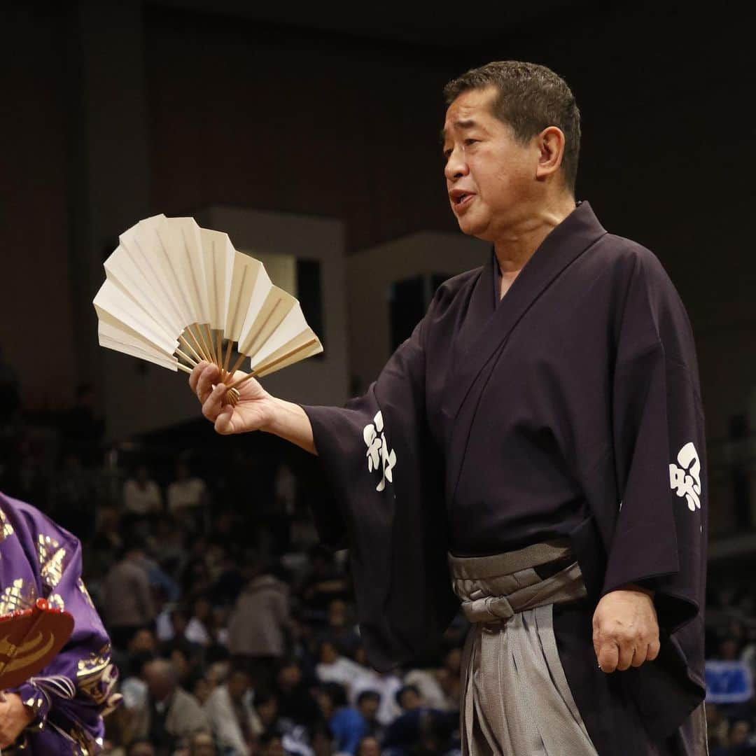 日本相撲協会のインスタグラム：「大相撲九州場所9日目！  幕内唯一1敗の一山本が勝ち越しを決めた。 2敗は霧島、琴ノ若、熱海富士、美ノ海の4人。  十両トップは2敗で琴勝峰、大の里、紫雷 の3人。  本日は#呼出し 特集です。 力士を呼び上げる「声」にも是非ご注目下さい。  @sumokyokai  #大相撲 #sumo #相撲 #力士 #お相撲さん #japanphoto #sumowrestlers #japanculture  #九州場所 #11月場所 #十一月場所 #福岡国際センター #呼出し #次郎 #克之 #志朗 #重夫 #吾郎 #幸吉 #旭 #隆二 #琴三 #琴吉 #大吉 #照喜 #幸司 #利樹之丞 #光昭」