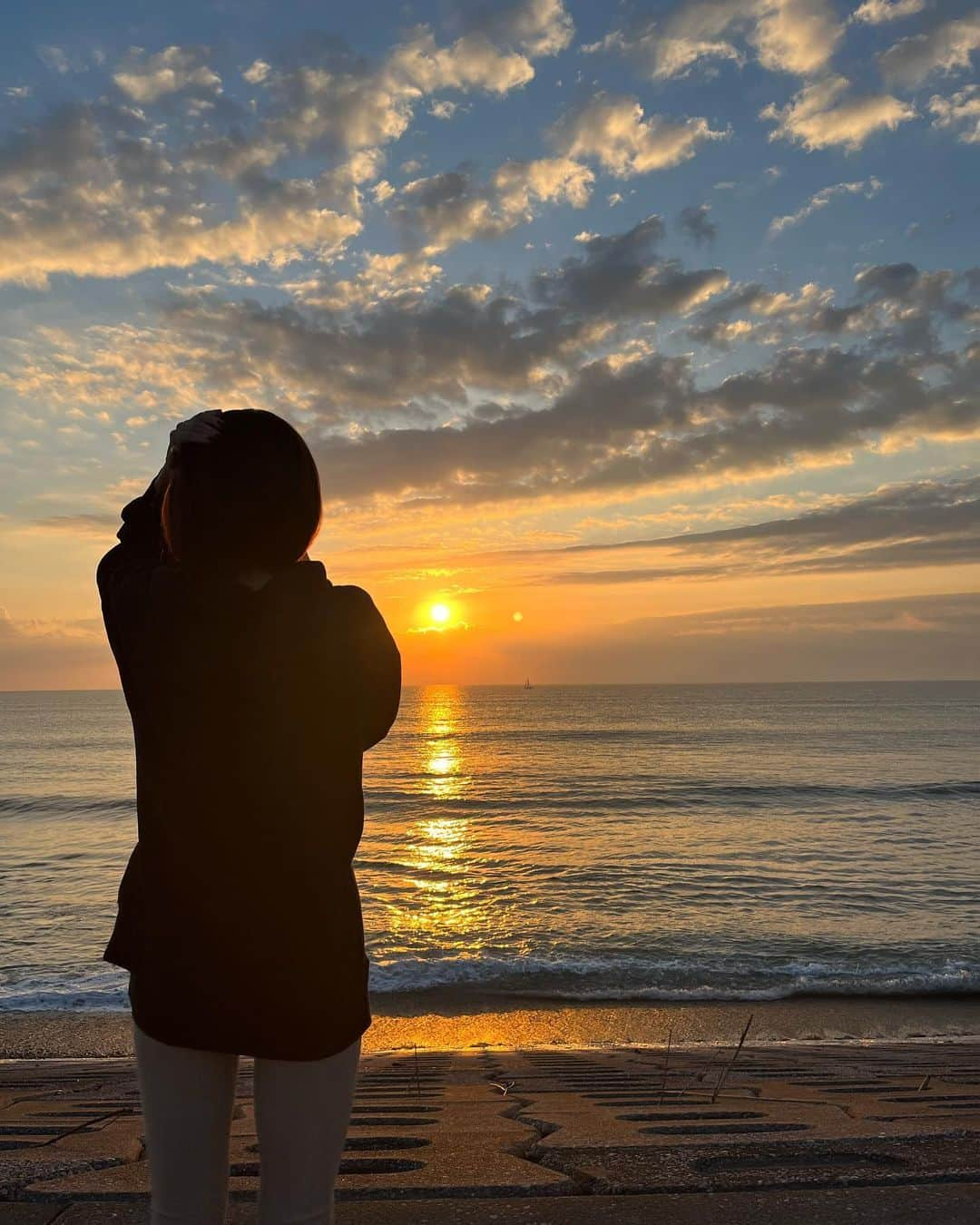 ほなみさんのインスタグラム写真 - (ほなみInstagram)「🌞🚶‍♀️🌿💓  朝起きて 走って海辺に見に行ったよ☺︎❤︎  7枚目　ホテル帰ってびっくりした☜笑 これがなかなか取れんとよね😉  #ほなみの休日 #先月の思い出🌿」11月20日 18時50分 - hona.miii