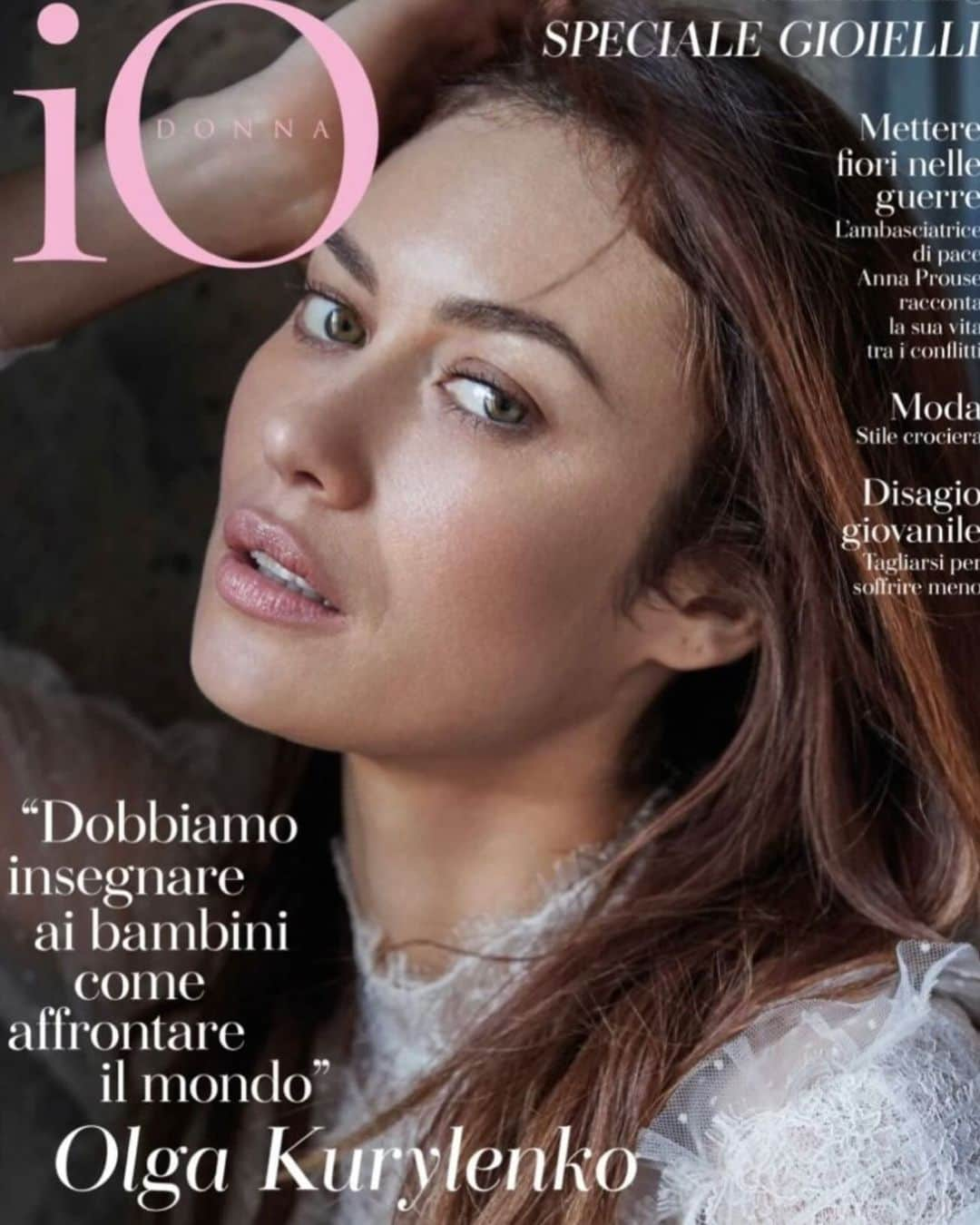 オルガ・キュリレンコのインスタグラム：「OLGA KURYLENKO x IO DONNA @olgakurylenkoofficial @iodonna_it   Photo @handk_officiel @studiofredmeylan   Paradox Effet de Scott Weintrob présenté au @romacinemafest   D argent et de Sang de Xavier Gionnoli sur @canalplus   Boudica de @jessevjohnson   #olgakurylenko #actress #cinema #television #talent」