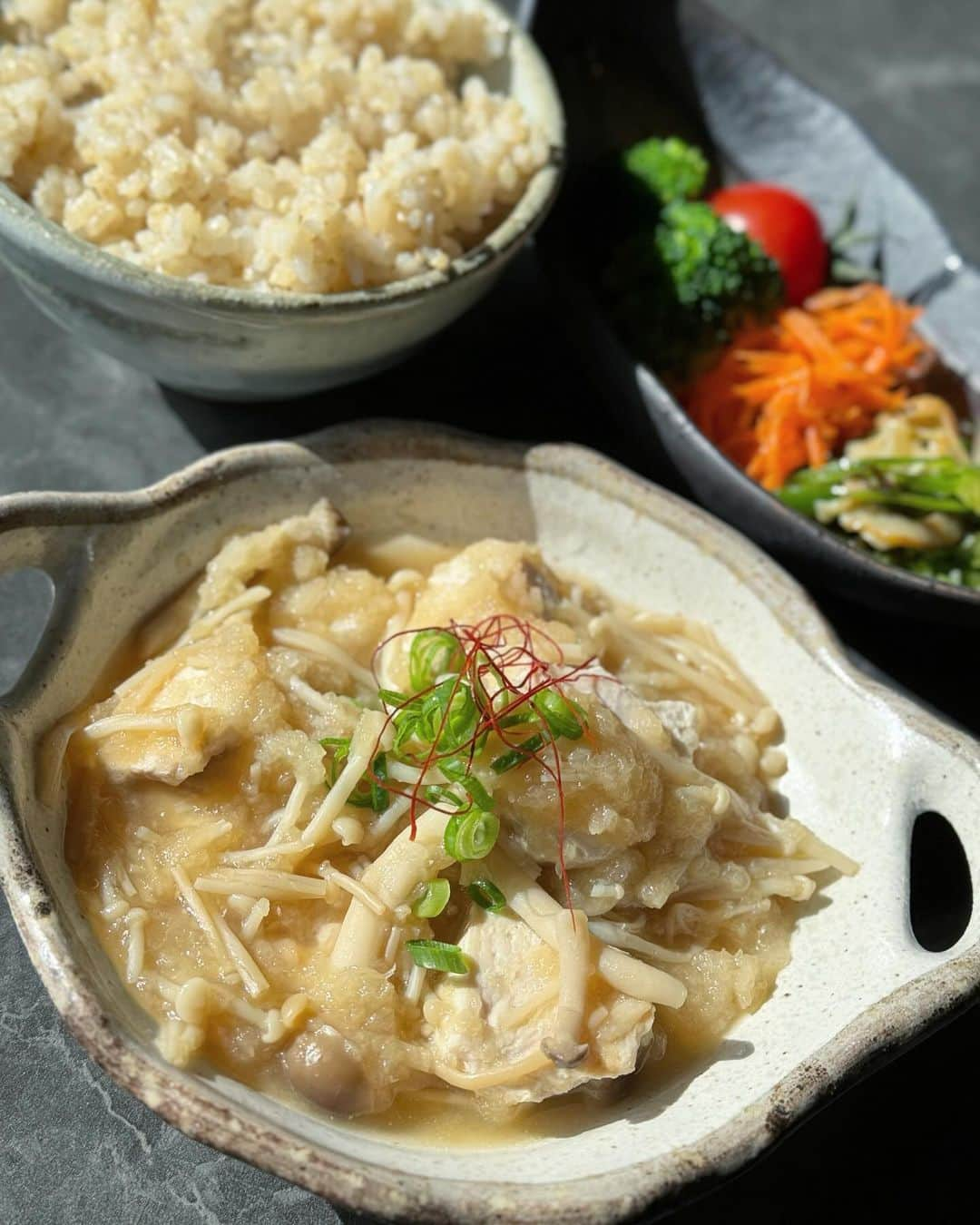 松本翔のインスタグラム：「#みぞれ煮 🍲 ⁡ 昨日の試合後の夜は鶏むね肉のみぞれ煮。両面焼いた鶏むねに大根おろしを水分ごと栄養余すことなく入れ、麺つゆ、きのこ類も合わせて煮詰めたみぞれ煮。むね肉も柔らかホロホロで体もあったまる献立𓌉𓊤 ⁡ 副菜は「キャロットラペ」と中華料理を前に食べた時に出た先付けを真似た「ピーマンとベビーホタテの塩昆布和え」𓐐 ⁡ #煮込み #和食 #家庭料理 #松本食堂」