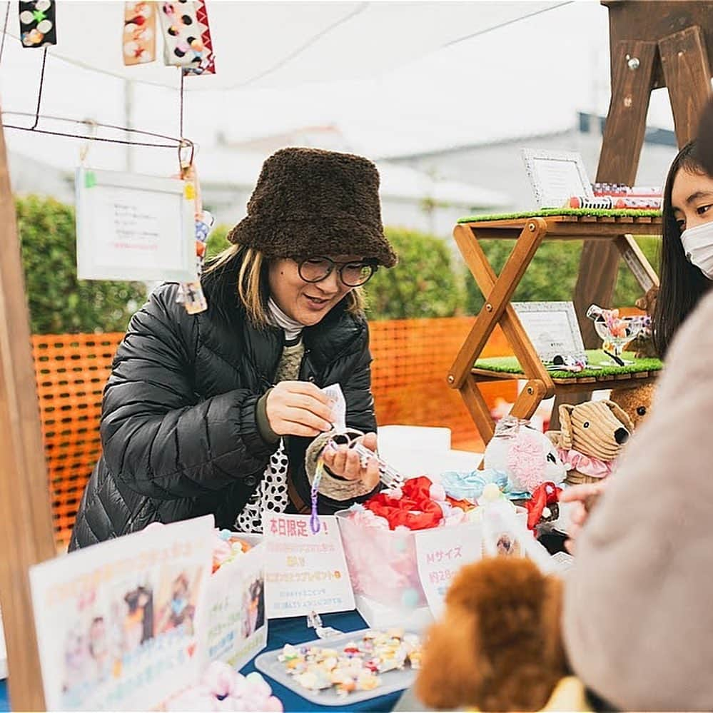 甲斐麻美さんのインスタグラム写真 - (甲斐麻美Instagram)「. @イオンモールむさし村山での いぬのおまつり風景🐕🐾  みんなかわいいなぁ〜❣️  いぬのおまつりを盛り上げて下さる出店者様も みんな、いいお顔🥰  いつもありがとうございます！  3月に開催するいぬのおまつりを わたし達と一緒に作って下さる 出店者様の募集は本日が〆切です！  迷ってる方は エイッと申し込んでみて下さい🙌 両手を広げて＼わんこウエルカム／な空間を 一緒に作りましょう🥳  詳しくはこちら↓↓↓  \\ いぬのおまつり 　2024年3/2(土),3(日)＠まつばら綾瀬川公園 　　　　　出店募集まもなく〆切 // 　　　（～11/20(月)〆切)  締め切りは、11/20(月)23:59です！  ワンちゃんもワンちゃん家族も、 みんなが楽しくハッピーで 心地いいイベントになるために、 わたし達と一緒に ”いぬのおまつり ”を 盛り上げてくれる『いぬLOVE💗』な 出店者様をお待ちしています🐾  初めての場所で、 大きな空間で開催なのでわたしたちもドキドキ🐶🤭💓  ぜひ一緒に盛り上げて下さい！  心地のいい春の公園で、 たくさんの笑顔を作りましょう🐕‍🦺💕🌝  出店者さんの募集は、まもなく〆切！  @inuto_watashi ↑をフォローの上、  いぬとわたしホームページへ。 → https://inutowatashi.wixsite.com/home  プロフィール欄からどうぞ🐶✨  出店要項（規約）をご確認のうえ、 ご応募ください。🥰 (※応募者が多数の場合は選考になります) (※期日内は申込みフォームの修正も可能です)  運営team一同、 素敵な出店者様との 出逢いを心から楽しみにしています💛  よろしくお願いします♩  ============  いぬのおまつり ============  ■日時：2024年3月2日(土)・3(日) 10:00～16:00 ※雨天中止 場所：まつばら綾瀬川公園(旧綾瀬川左岸広場) 東武スカイツリーライン獨協大学前駅東口 徒歩約8分  #いぬのおまつり　 #埼玉県 #草加市 #草加グルメ #草加最高 #松並木 #イベント運営 #いぬとわたし #犬との暮らし #犬ファースト #犬好きさんと繋がりたい #犬がいないと生きていけません #犬好き #犬のイベント #犬イベント #犬とお出かけ #いぬすたぐらむ #いぬのおまつり #いぬとわたし #犬イベント #犬の日 #出店者募集 #犬すきさんと繋がりたい #犬との暮らしを楽しむ #募集 #犬ばか」11月20日 19時01分 - inuto_watashi