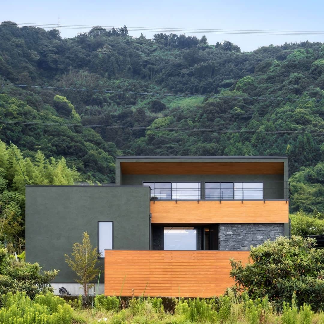 コラボハウス一級建築士事務所のインスタグラム：「緑の塗り壁+石壁+自然との調和 木々に囲まれたお家には周囲に溶け込むよう 板張りや石壁など自然素材を用いた。 --------------------------------------------------- コラボハウスは 設計士と直接話して家づくりをする設計士事務所です。 「住みやすく使いやすい、ちょっとカッコいい家」を コンセプトに家づくりのお手伝いをしています。 土地探し、間取りづくり、デザイン、家具選び 資金計画、工事、メンテナンスまで設計士に全部お任せ。 DMやHPからお気軽にお問い合わせください。 ------------------------------------------------------ #外観デザイン #ファサード #塗り壁 #四角い家 #リビング #鉄骨階段 #無垢床 #石壁 #快適な暮らし #造作 #ダイニング #土間収納 #玄関インテリア #緑 #外構デザイン #造作洗面台 #自分らしい暮らし #デザイナーズ住宅 #注文住宅新築 #設計士と直接話せる #設計士とつくる家 #コラボハウス #インテリア #愛媛 #香川 #岡山 #大阪 #徳島 #秋田 #マイホーム」