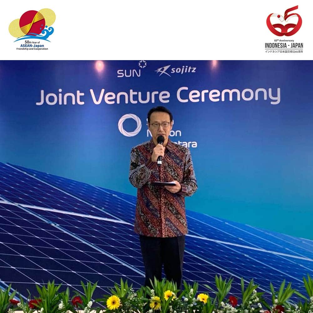 石井正文のインスタグラム：「Pada tanggal 17 November, saya menghadiri upacara peresmian proyek pembangkit listrik tenaga surya atap oleh PT Sojiz Corporation dan SUN Energi. Seiring dengan upaya Jepang dalam inisiatif AZEC (Asia Zero Emission Community),Saya berharap perusahaan-perusahaan Jepang akan berkontribusi besar terhadap  transisi energi di Indonesia.✨🤗  １１月１７日、双日株式会社及びSUN Energy社による屋根置き太陽光発電事業の事業開始セレモニーに出席しました。日本が、AZEC（アジアゼロエミッション共同体）の取組を進める中、日本企業がインドネシアのエネルギートランジションに大きく貢献していくことを期待しています。✨🤗  #65indonesiajepang #65japanindonesia #50aseanjapan #jepang #dubesjepang #dubeskanasugi」