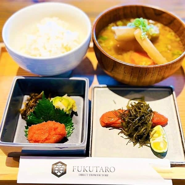 デパぐるッ！福岡さんのインスタグラム写真 - (デパぐるッ！福岡Instagram)「ご飯食べ放題で明太子を満喫♡ 「福太郎」の絶品ランチ  福岡市南区五十川にある「山口油屋福太郎 本社売店」✨  その名の通り、明太子の『福太郎』本社・めんたい工場に併設されている売店＆カフェです👌  上品な入り口をくぐると、『めんべい』など、『福太郎』の人気商品がずらりと並んでいます！  製作工程で割れてしまった『めんべい』が大量に入った『お徳用われせん』にも注目☝️  また、食べやすい小瓶に入った『THE MENTAI』は、スタイリッシュなパッケージも魅力的で、手土産に喜ばれそうです！  奥に併設されたカフェスペースでは、「明太子×白ご飯」という最強コンビを堪能できる3種類の『めんとん御膳』が楽しめます🍚😋  白ご飯・豚汁・明太子・漬物がセットになった『一汁一菜』、それにプラスして「選べる一本物めんたい」をつけた『一汁二菜』、さらに「和え物めんたい」を追加した『一汁三菜』から選ぶことができますよ👍  「選べる一本物めんたい」は、「昆布」「七味あごだし＆糸唐辛子」「かつお節」からチョイス！  小鉢にも明太子がたっぷりと入っているので、あっという間に白ご飯をたいらげてしまいます🤤  そしてご飯のおかわり自由もうれしいサービス🤗  ラストは明太子をのせたお茶碗にあたたかいお茶を注ぎ、明太子茶漬けにするもの◎  『山口油屋福太郎 本社売店』のすぐ近くにある『ららぽーと福岡』1階には、『福太郎』が展開する新業態『FUKUTARO 食卓が、楽しくなる。』もありますよ！  こちらもぜひ一緒にチェックしてみてくださいね♪  お店の詳細はARNEの記事でチェック！ プロフィールからARNEのサイトへ飛べますよ♪ 👉🏻『@arne_gourmet』  ARNEグルメで 福岡の美味しいグルメ情報を毎日配信中！ ぜひお気軽にフォローしてくださいね😉 ___________________________ @hakata_aya さんのご紹介です♪  #ARNE福岡 #福岡グルメ#グルメ #福岡カフェ#福岡スイーツ #福岡ごはん#ごはん #福岡カフェ巡り#福岡ランチ #福岡旅行#福岡観光 #福岡#福岡県#fukuoka #カフェ#ランチ#ディナー #グルメ好きな人と繋がりたい #グルメスタグラム #福岡食べ歩き#福岡グルメ部 #福岡めし#福岡ご飯 #福岡好きな人と繋がりたい  #福岡市南区 #明太子#明太子好き #福岡名物 #福太郎本社売店」11月20日 19時00分 - arne_gourmet