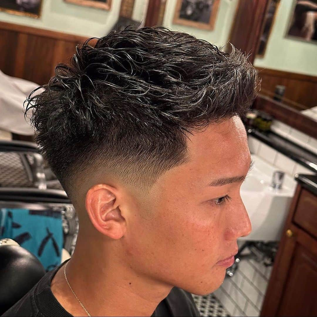 DRESSKINのインスタグラム：「神田駅から歩いてすぐ、 THE BARBA TOKYO B1 の@_oneside_mountain_ さんのスタイル💈  Repost from @_oneside_mountain_   @thebarbatokyo  @thebarbatokyob1    #ドレスキン  #メンズグルーミング  #メンズコスメ  #メンズヘア  #バーバーカット」