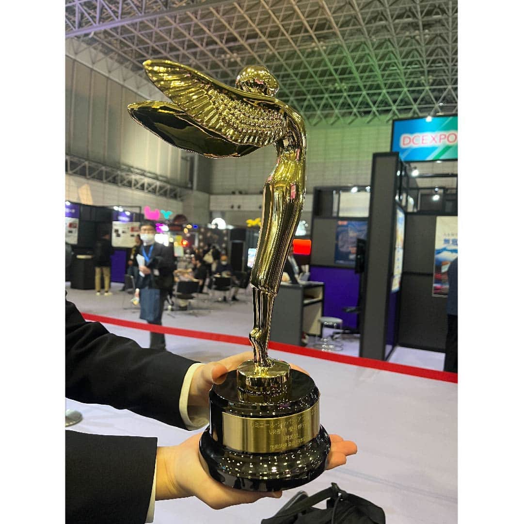 大宮エリーのインスタグラム：「. ＼📣ご報告／ ーーーーーーーーーーーーーー 『ルミエール・ジャパン・アワード2023』 VR作品部門 優秀作品賞 受賞🏆 ーーーーーーーーーーーーーー 大宮エリー監督作品 VR映画『周波数』が、 優秀作品賞を受賞いたしました！🎊  《事務所スタッフ》  ▼ルミエール・ジャパン・アワード詳細 https://advancedimagingsociety.jp/award/award2023.html?lang=ja」