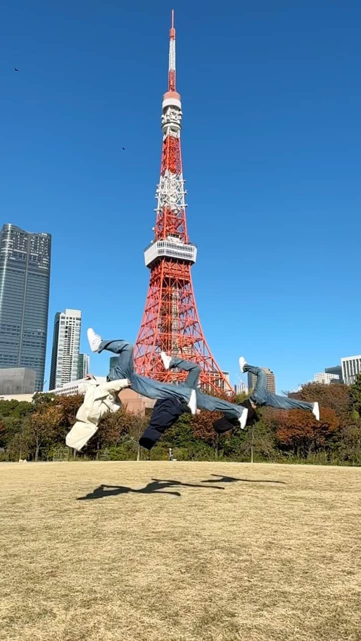 佐藤三兄弟のインスタグラム：「Tokyo Tower🗼✨  #佐藤三兄弟 #一卵性 #三つ子 #アクロバット #東京 #東京タワー #triplets #acrobat #tokyo #tokyotower #japan」