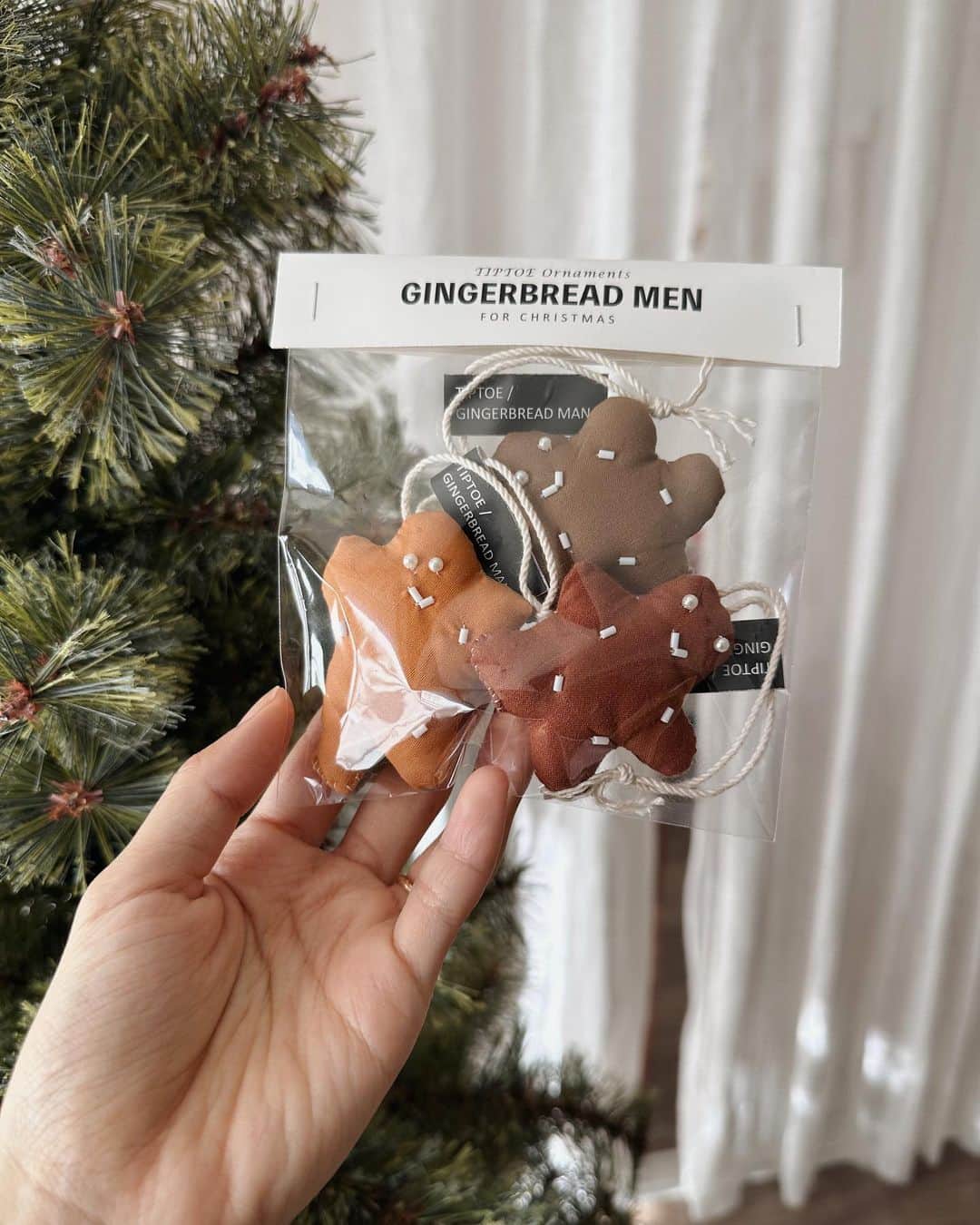 ちょびのインスタグラム：「新しくお迎えしたGINGERBREAD MEN🎄🤍🤍 @resonason でお迎えした @tiptoe_on_ninetreehill さんのもの🤍  #クリスマスツリー#クリスマスツリー飾り付け#オーナメント#購入品#ジンジャーブレッド#ジンジャーブレッドマン」