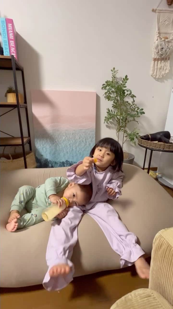 のインスタグラム：「. 我が家の寝る前の一コマ。   なかなか髪の毛を乾かせてくれない娘👧🏻 寝る前にプリキュア見ながらいつも食べるあんずを食べながらサクッと乾かします。 （夏は自然乾燥だったけど冬は寒いからね）  頂いてから使い続けてる#ウチのMONSTER このドライヤー、電源つけたらびっくりするくらい大風量なの😂今までないくらいの風量に最初ビックリした‼️  もちろん調節可能だよ😉 一刻も早く乾かして欲しい子供にいつも急かされるから早く乾かせるのって本当に助かる🥹  MONSTERは発売から今年で10周年で感謝の思いを込めて、"MONSTERの最新機種"や"QUOカードpay"が当たる『 #ウチのMONSTER　』キャンペーンをInstagramとX(旧Twitter)にて実施中だって😍✨ 応募はおうちにあるモンスターの写真を撮って投稿するだけ！   2024年1月11日までで詳細は @koizumi_beauty　をチェックしてねー‼️   #PR #コイズミ #ウチのMONSTER #ダブルファンドライヤーモンスター #ヘアドライヤー #キャンペーン」