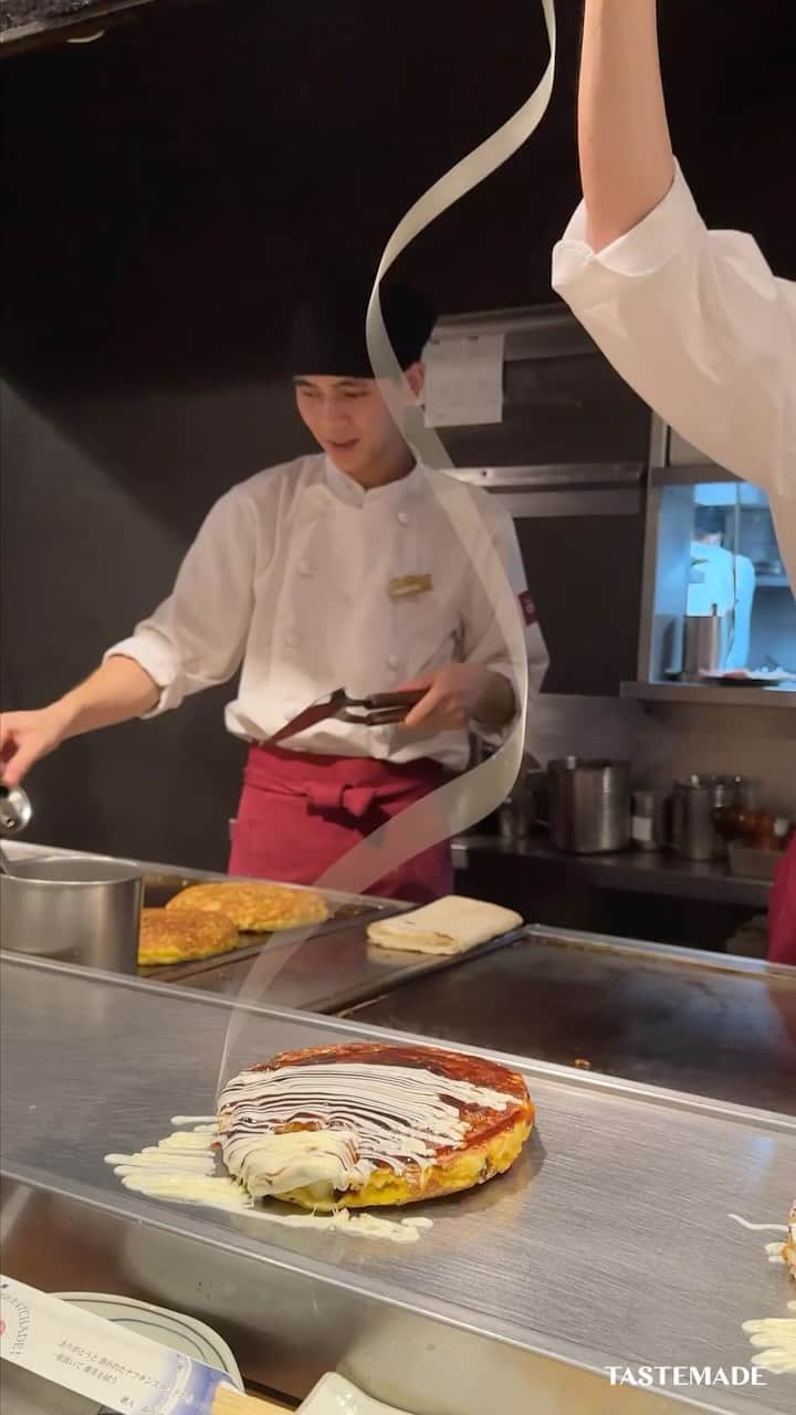 テイストメイドのインスタグラム：「【神業】超遠距離で高速マヨビームをしてくれるお好み焼き屋さん【大阪・道頓堀】 Amazing Okonomiyaki Mayo Beam Art in Osaka  ここは私が知る中で1番高いマヨビームが見られるお店！ 目の前でカウンターから見上げるパフォーマンスは残像まで美しい……  頼んだのは人気No.1メニューの「道頓堀焼き」 欲張ってねぎたまもトッピングしたら大優勝すぎた🏆 味はふわふわしっとり、具材もたくさん入って満足感たっぷり！  📍千房 道頓堀ビル店 @chibo_co_ltd 住所：大阪府大阪市中央区道頓堀１丁目５−５ 道頓堀ビル 1～6F 千房 営業時間：11:00〜23:00  This place boasts the highest Mayo Beam I've ever witnessed!  The performance, gazing up from the counter right before your eyes, is stunning, capturing even the afterimage.  I opted for the number one crowd-pleaser, the 'Dotonbori Yaki.'   Feeling a bit indulgent, I topped it with green onions and a raw egg, and it turned out to be a champion move! 🏆   The taste is wonderfully fluffy and moist, generously loaded with ingredients, providing utmost satisfaction!  📍 Chibo Dotonbori Building Store @chibo_co_ltd Address: Chibo Dotonbori Building 1-6F, 1-5-5 Dotonbori, Chuo-ku, Osaka Opening Hours: 11:00 AM - 11:00 PM  #テイストメイド #グルメ  #大阪 #大阪グルメ #大阪カフェ #大阪食べ歩き #大阪ランチ  #料理   #食べ歩き #グルメ旅 #旅 #おでかけ   #japan #japantrip #kansai #osakatrip #japanesefood #osaka #大阪旅行  #道頓堀 #道頓堀グルメ #お好み焼き #大阪居酒屋 #マヨラー #マヨネーズ #マヨビーム #お好み焼き屋 #千房 #okonomiyaki #mayo」