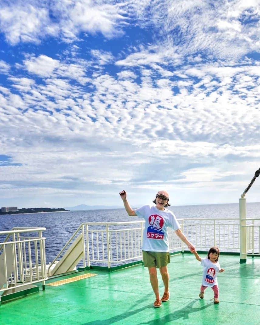 芳美リンさんのインスタグラム写真 - (芳美リンInstagram)「🗾沖縄/本部港　Motobu Port/Okinawa  本部港から、カーフェリーで伊江島へ移動🚙🚢  今回の沖縄旅では、キャンピングカーで離島に行きたいなあと思っていたのです(*^^*)  伊江島は今までノーマークでしたが、近めなので、子連れかつ妊婦でも気軽に行けて、フェリー代金も安くて、程よいショートトリップ🌊  カーフェリーは 満車だったので要予約です💮  カーフェリー代金は、運転手の運賃込で、 往復9,880円（5m以上6m未満）🚢 でした。車両サイズによって金額変わります★  #本部港#伊江島#カーフェリー #Jetstarで沖縄 #マタ旅#子連れ旅#トラベラルトドラー #japantrip #okianwatrip #沖縄旅行 #carstay#carstayアンバサダー #船旅」11月20日 18時56分 - lynn.lynn5