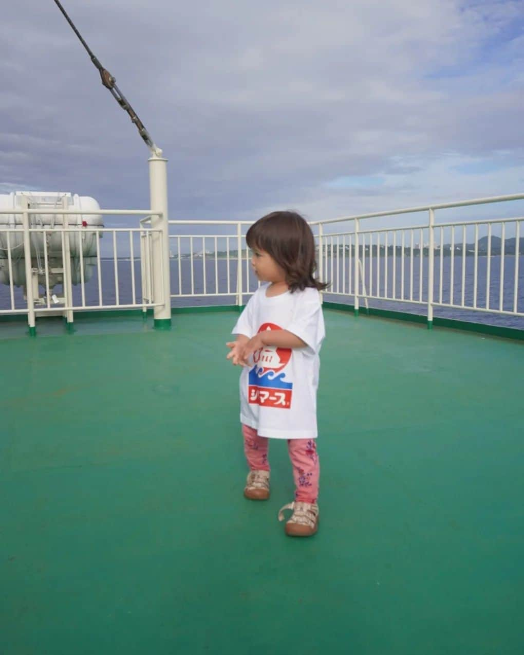 芳美リンさんのインスタグラム写真 - (芳美リンInstagram)「🗾沖縄/本部港　Motobu Port/Okinawa  本部港から、カーフェリーで伊江島へ移動🚙🚢  今回の沖縄旅では、キャンピングカーで離島に行きたいなあと思っていたのです(*^^*)  伊江島は今までノーマークでしたが、近めなので、子連れかつ妊婦でも気軽に行けて、フェリー代金も安くて、程よいショートトリップ🌊  カーフェリーは 満車だったので要予約です💮  カーフェリー代金は、運転手の運賃込で、 往復9,880円（5m以上6m未満）🚢 でした。車両サイズによって金額変わります★  #本部港#伊江島#カーフェリー #Jetstarで沖縄 #マタ旅#子連れ旅#トラベラルトドラー #japantrip #okianwatrip #沖縄旅行 #carstay#carstayアンバサダー #船旅」11月20日 18時56分 - lynn.lynn5