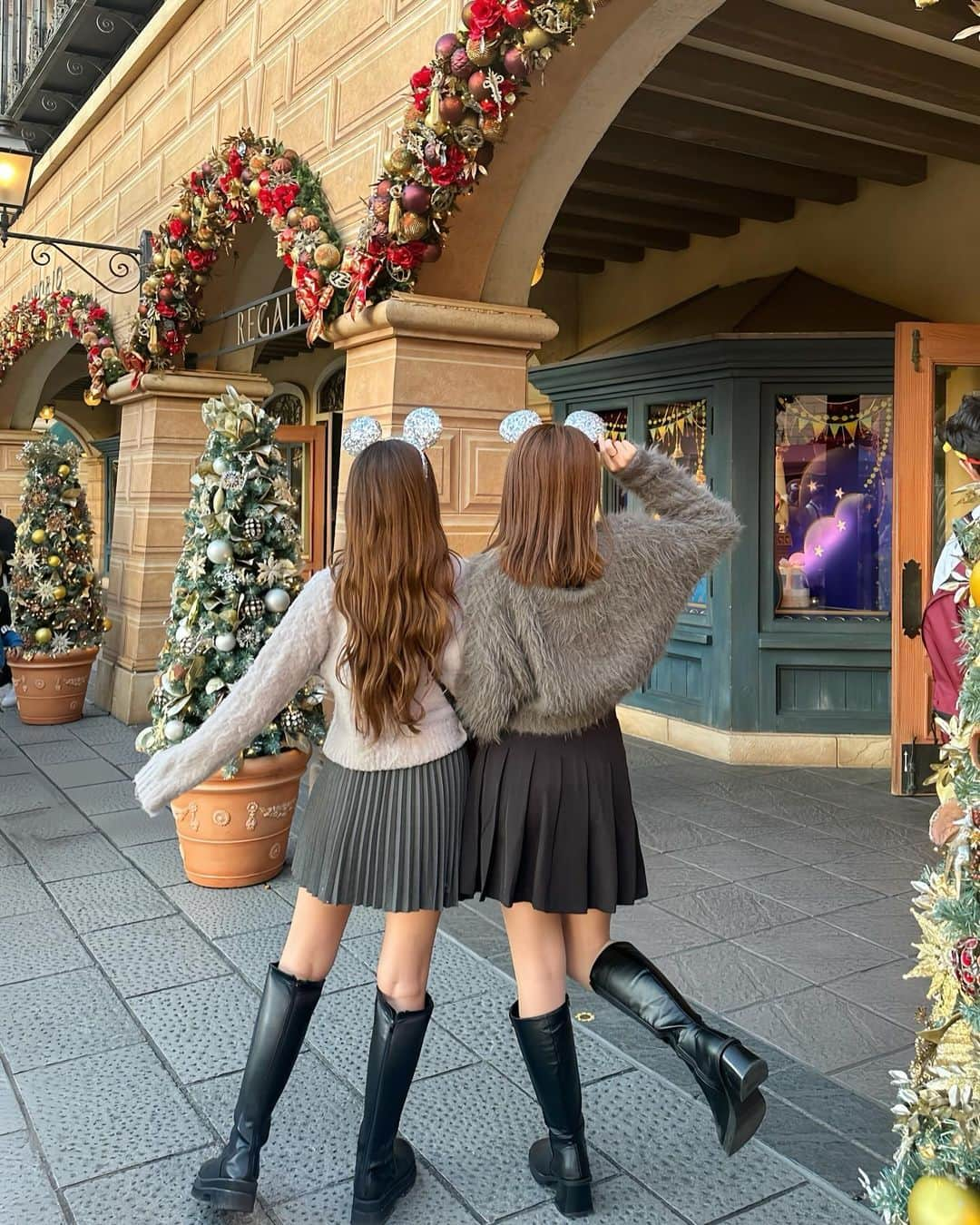 RIEさんのインスタグラム写真 - (RIEInstagram)「❤︎ 𝐃𝐢𝐬𝐧𝐞𝐲 𝐂𝐨𝐝𝐞 ❤︎ ランドに続いてディズニーシーにも行ってきた🌏❄️ クリスマスディズニーはランドもシーも選び難いほど 細かな配色や装飾、雰囲気が違って、どちらもよい🎄𖤐 ⁡ 今回はもこもこグレーニットを合わせて モノクロちっくな双子コーデで🩶🤍🖤 ⁡ @sao_0324 と大人ディズニー楽しすぎた~🎅🏼 永遠に喋り続けてたし🥂ほんと笑いっぱなし🍾 いつもパワーをくれるパワフルオンニです🫰🏼 ⁡ ⁡ ⁡ ⁡ 過去のディズニー投稿は👇🏼 🌍 #rietabi_disney  ⁡ ⁡ ⁡ ⁡ ⁡ ⁡ ⁡ #クリスマスディズニー #クリスマスディズニーシー #クリスマスディズニーコーデ #冬ディズニー #ディズニーコーデ冬 #ディズニーコーデ #ディズニーカチューシャ #スパンコールカチューシャ #ディズニーシー #シミラールックディズニー #ディズニーフォトスポット #ディズニー写真 #ディズニー風景 #tokyodisneysea #disneychristmas #disneyxmas #disneystyle #東京迪士尼 #도쿄디즈니랜드 #디즈니랜드」11月20日 18時57分 - rie_tabi