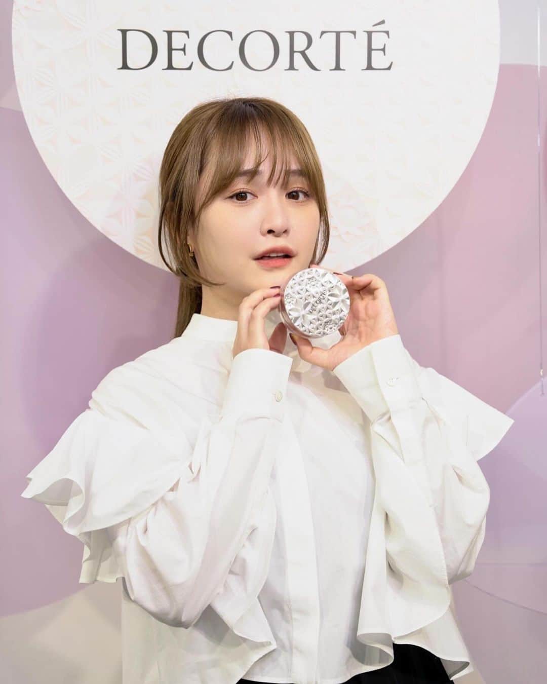 菅本裕子さんのインスタグラム写真 - (菅本裕子Instagram)「本当に良かった・・！  数々のベストコスメを受賞、殿堂入りしているコスメデコルテのフェイスパウダーがリニューアルするということで、新商品体験会に行ってきました♡  今回、5つの質感と9種に幅が広がってリニューアルしたそう。 実際に全部使ってみたけど、、 パウダーだけでこんなに肌の質感変わって見えるんだって、感動しました！  体験会では、研究員の方から黄ぐすみの話だったり、透け感の話だったり、商品の開発に当たっての熱い説明を受けました😆！熱量がすごかった・・！  さすがデコルテさん！これは絶対に人気が出るだろうなと、、！  個人的には、「シルキーツヤ」と「イルミネイトツヤ」が好きでした！  シルキーツヤは、ふんわり柔らかなヴェールで、黄ぐすみもパッと明るく見せてくれました！ イルミネイトツヤは、キラキラと潤いたっぷりに見せてくれて！華やか！  肌の質感をパウダーで表現するの、ハマりそう！ 以上、レポートでした！  @decorte_official @fashionsnapcom  #PR #コスメデコルテ #DECORTE #フェイスパウダー #コスメデコルテルースパウダー」11月20日 18時57分 - yukos0520
