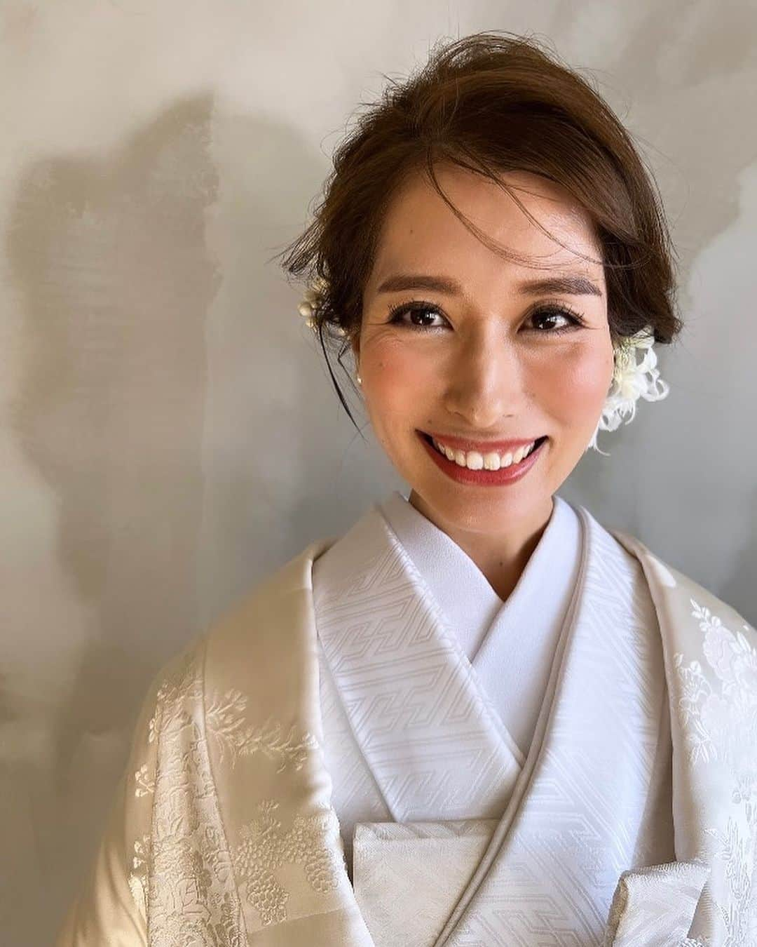 服部由紀子のインスタグラム：「この笑顔と和装アップ。  昨日から楽しみ過ぎて、メッセージも事前にくれていた。  仕上がった自分の姿に大興奮で、終始可愛かったです☺️✨  リップはピンクをチョイス。  目の周りもモーブなピンクとブラウンと。  この後のブーケとリンクする事は、まだ内緒♡  王道なヘアだけれど、柔らかさが欲しいとのことで前髪をチョロン。  和装の王道ヘアは何年経っても色褪せない美。 間違いないヘアです。  @ceu.tokyo  @ceu_wedding @ceu.bouquet   #プレ花嫁#東京花嫁#美容学校#前撮り#結婚#大阪花嫁#美容学生と繋がりたい #服部由紀子#美容学生 #ヘアメイク#白無垢ヘア#パレス花嫁#パレスホテル東京#hairstyle#京都花嫁 #和装結婚式 #ブーケ#東京前撮り#フォーシーズンズ京都 #白無垢 #パレスホテル東京ウエディング#hair #パレス花嫁 #京都ウェディング  #和装小物」