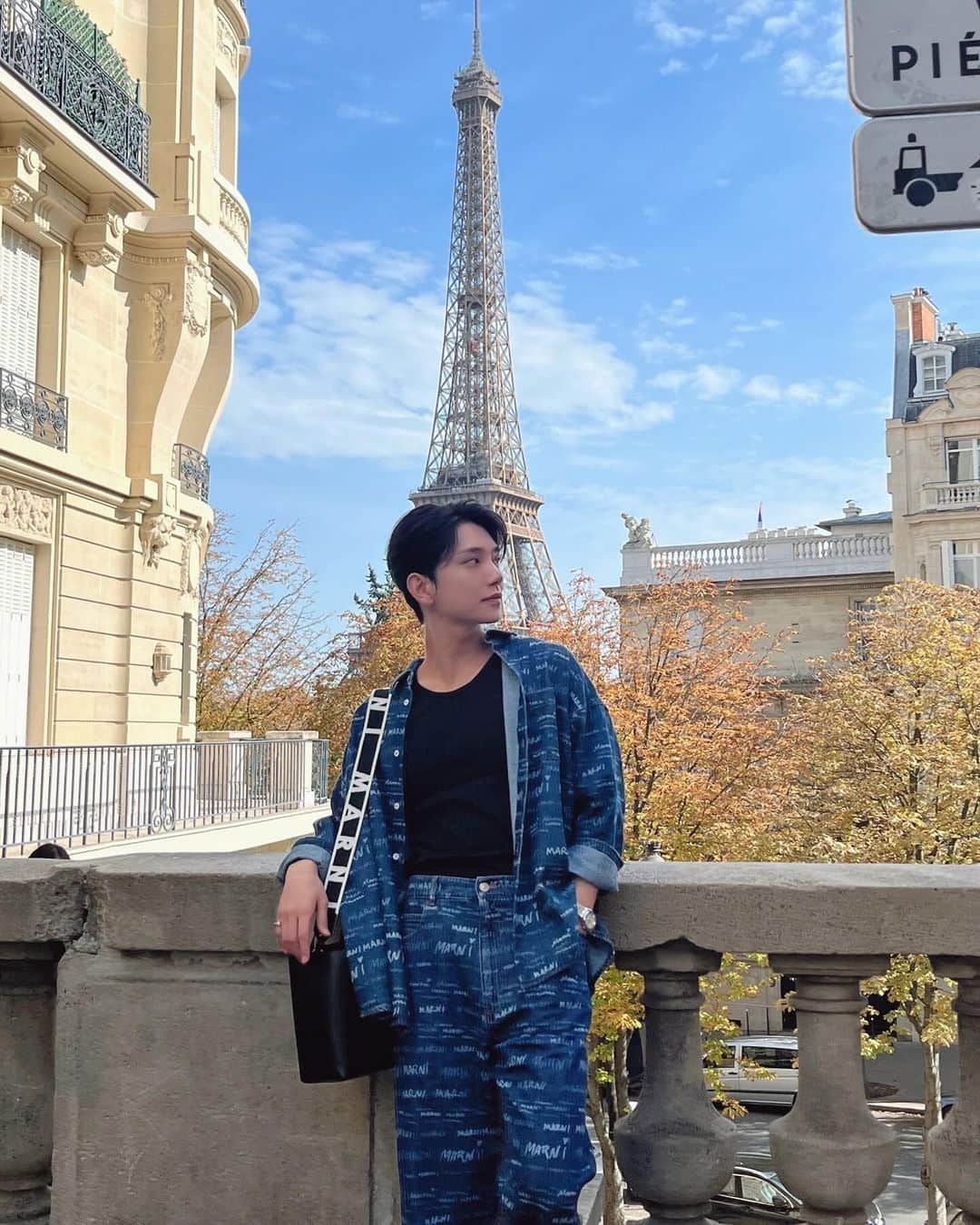 ジョシュアのインスタグラム：「Happy memories in Paris 💙 #marni」