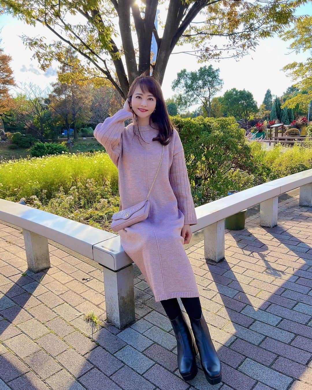 森雅子のインスタグラム：「✨✨  連日ご紹介している SHEINの新ブランドFRIFULフリフル  @shein_japan  @sheinofficial   沢山オーダーしたので まだまだご紹介😊 第4弾の今日は  優しいピンクのニットワンピース  FRIFUL  無地柄ドロップショルダー セータードレス  暖かくチクチクしなくて 優しい着心地。  ゆったりしたニットワンピです。  私は身長158センチ、Mサイズを着てます。  ゆったりめに着るならM、 ぴったりに着るならSかな。  まだS〜XLまで全てありましたよ。  クーポンコード【FRIFUL314】 12月31日まで  お買い上げ5.999円まで15%OFF 6.000円以上は20%OFFになります。  秋冬物探しによかったら 使ってください♪  ・ ・  #PR #SHEIN #FRIFUL #SHEINコーデ #FRIFULコーデ #BeSHEINモデル #sheinjapan  #ニットワンピース #ニットワンピースコーデ  #大人カジュアル #綺麗めカジュアル  #大人ファッション #秋冬ファッション  #大人フェミニン #大人フェミニンコーデ  #大人きれいめカジュアル #autumnfashion」